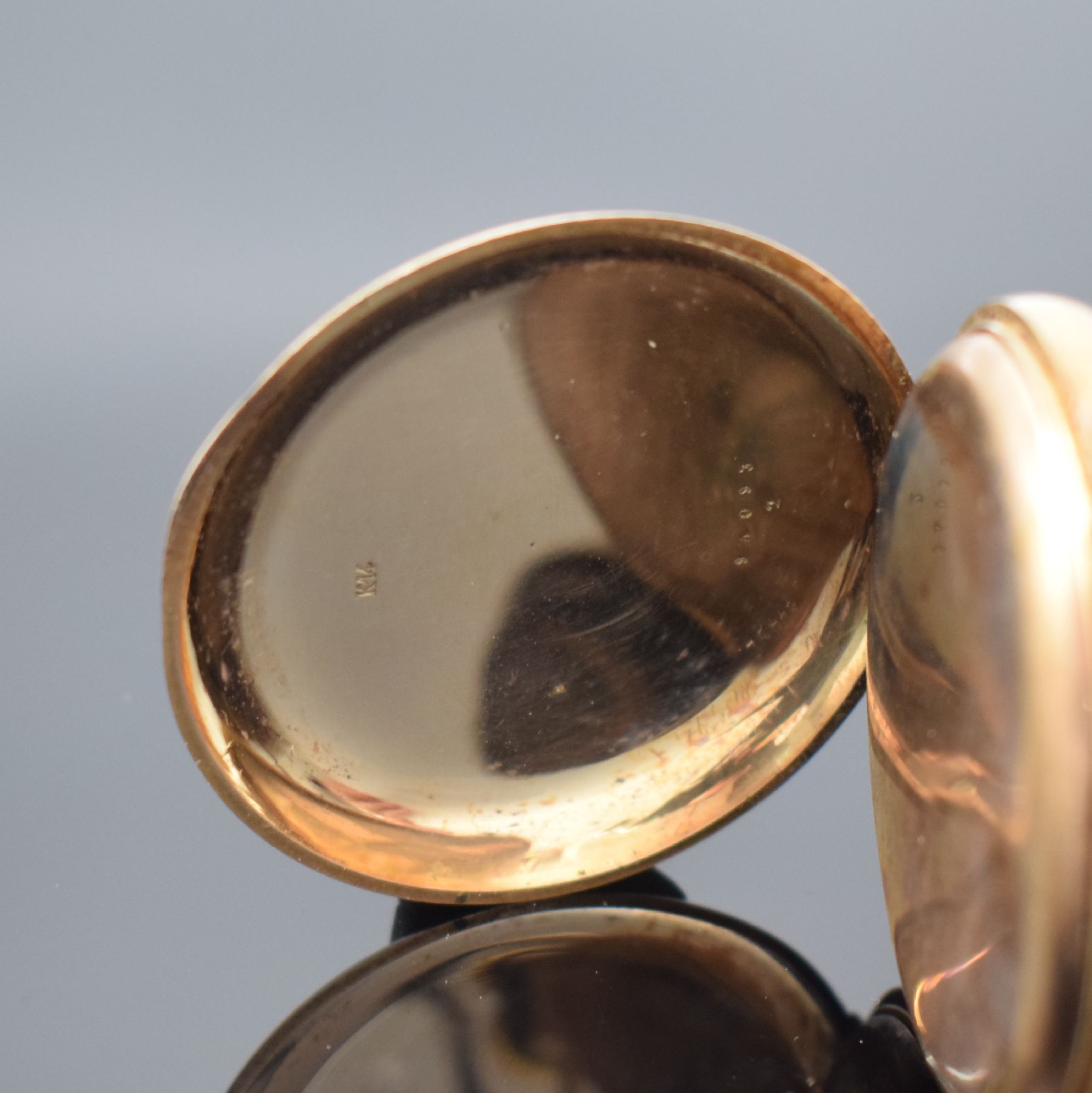 Detail d: Herrensavonette in RoséG 585/000, Schweiz um 1900, guill. 2 Deckel-Goldgeh. dell., Metallcuvette, Sprungdeckel m. grav. Monogrammspiegel, ...