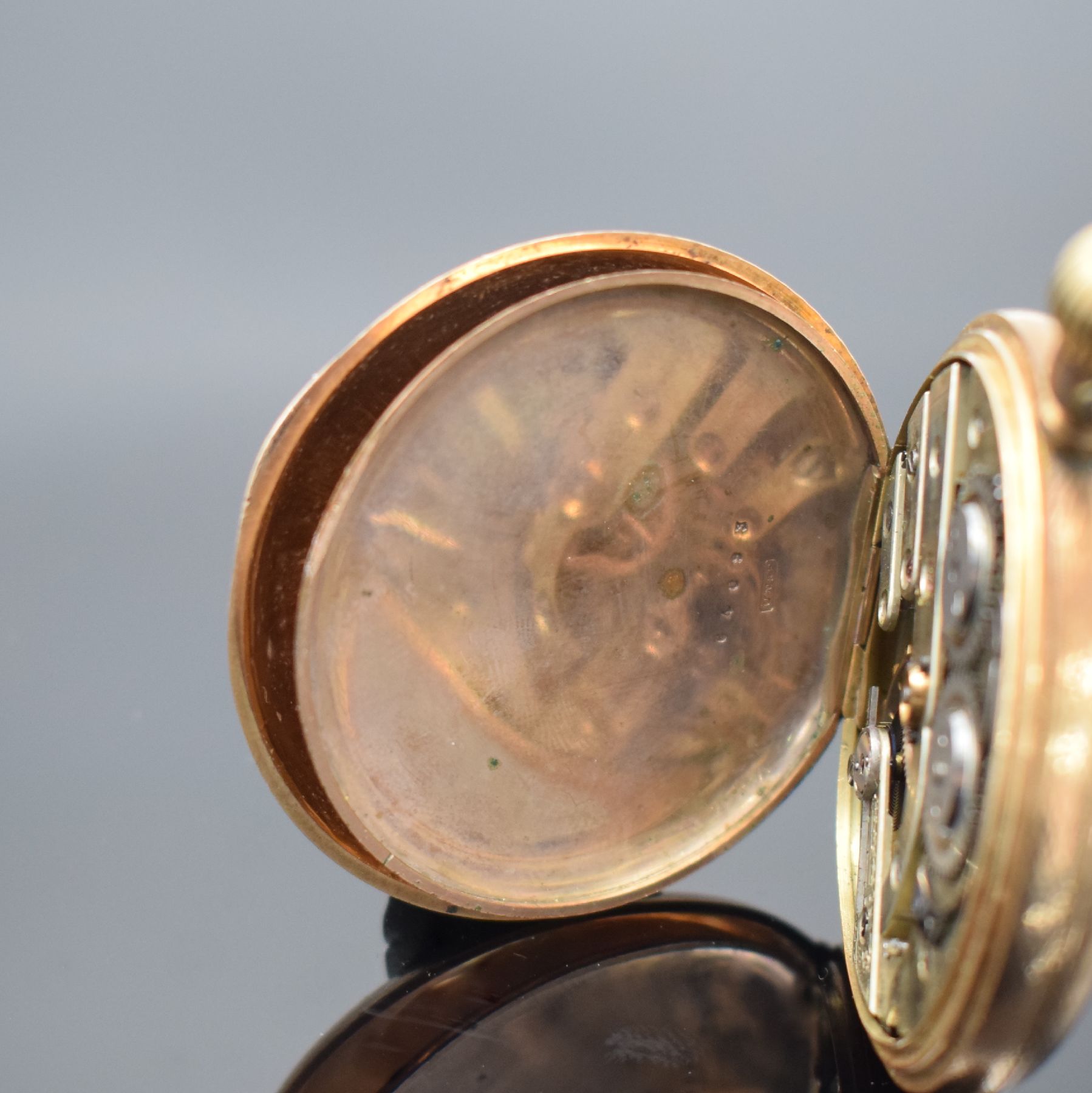 Detail f: Herrensavonette in RoséG 585/000, Schweiz um 1900, guill. 2 Deckel-Goldgeh. dell., Metallcuvette, Sprungdeckel m. grav. Monogrammspiegel, ...