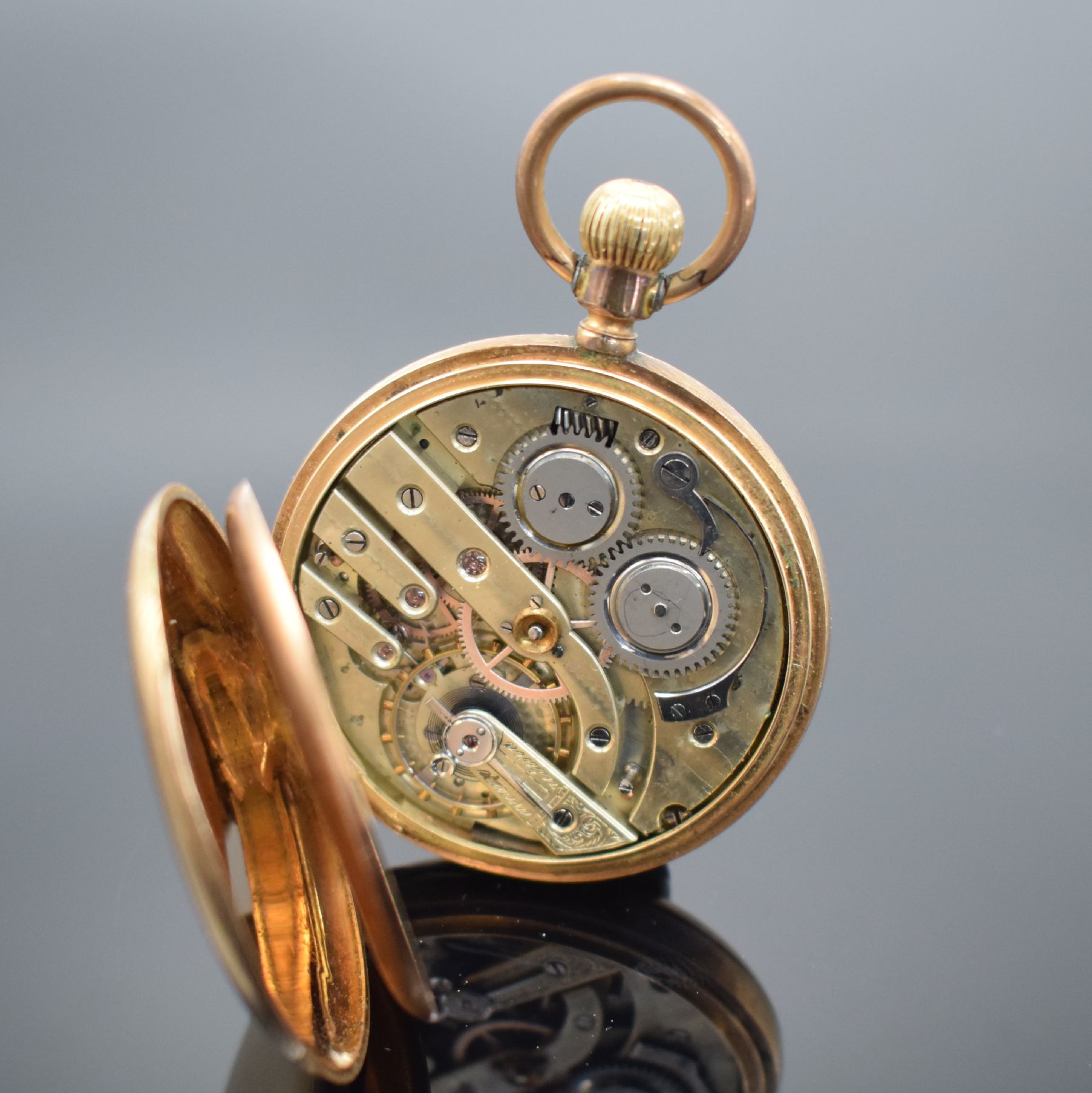 Detail g: Herrensavonette in RoséG 585/000, Schweiz um 1900, guill. 2 Deckel-Goldgeh. dell., Metallcuvette, Sprungdeckel m. grav. Monogrammspiegel, ...