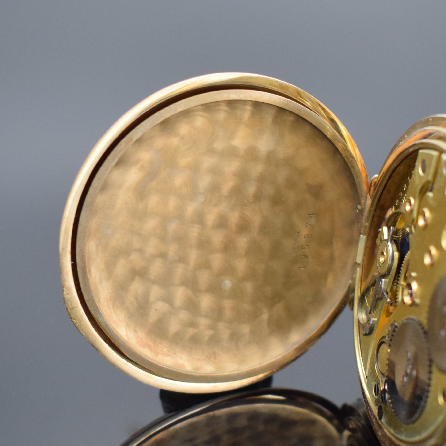 Detail f: IWC Herrensavonette-Werk Kaliber 53, Schweiz um 1923, neutrales, glattes 2 Deckel-Goldgeh. dell., Metallcuvette, sign. Metallzifferbl. m. arab. ...