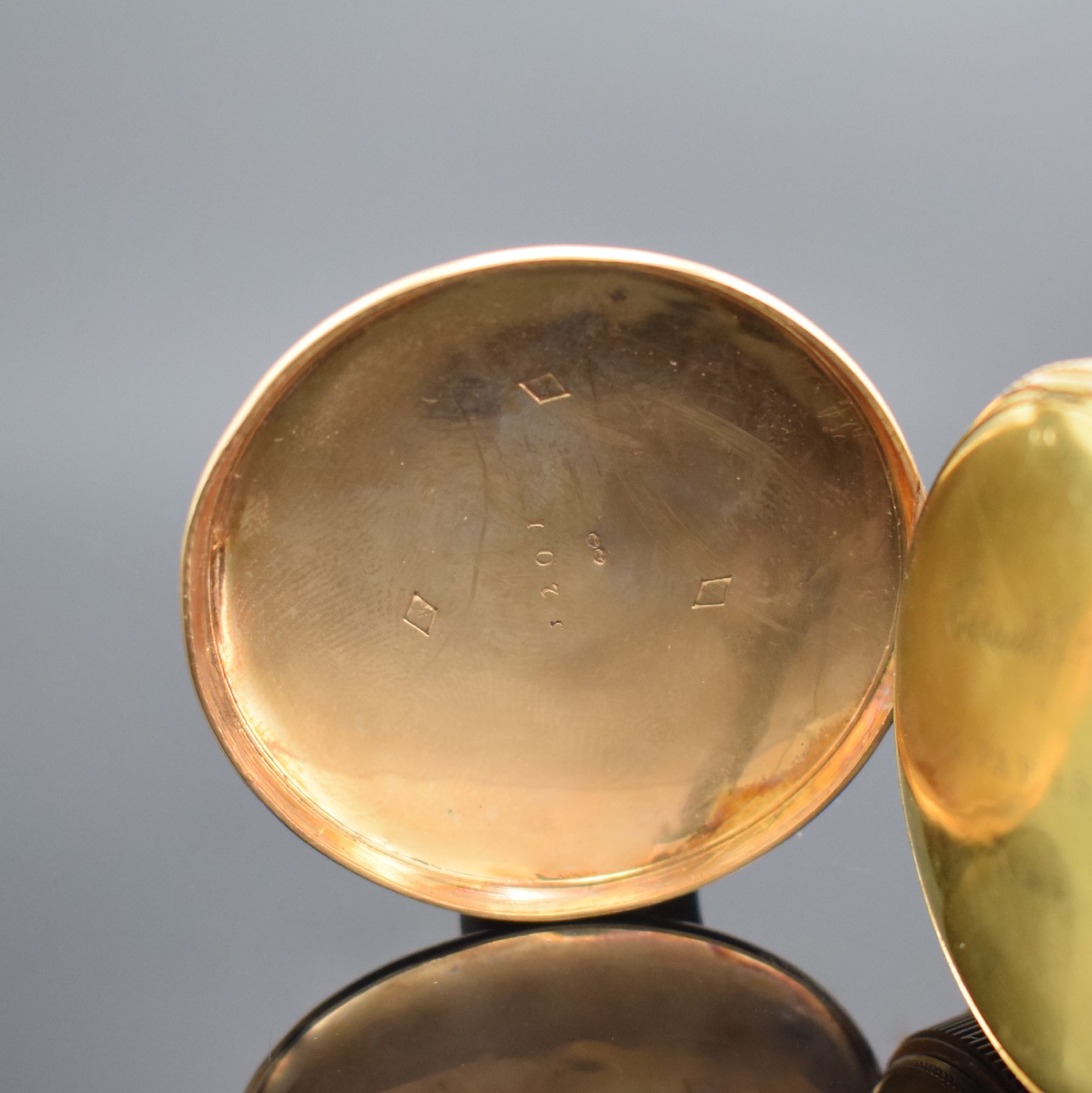 Detail b: Offene Spindeltaschenuhr bezeichnet Tarault in GG 750/000, Frankreich um 1820, Geh. dell., Scharnierboden & Glasrand, Metallcuvette, Emailzifferbl. ...