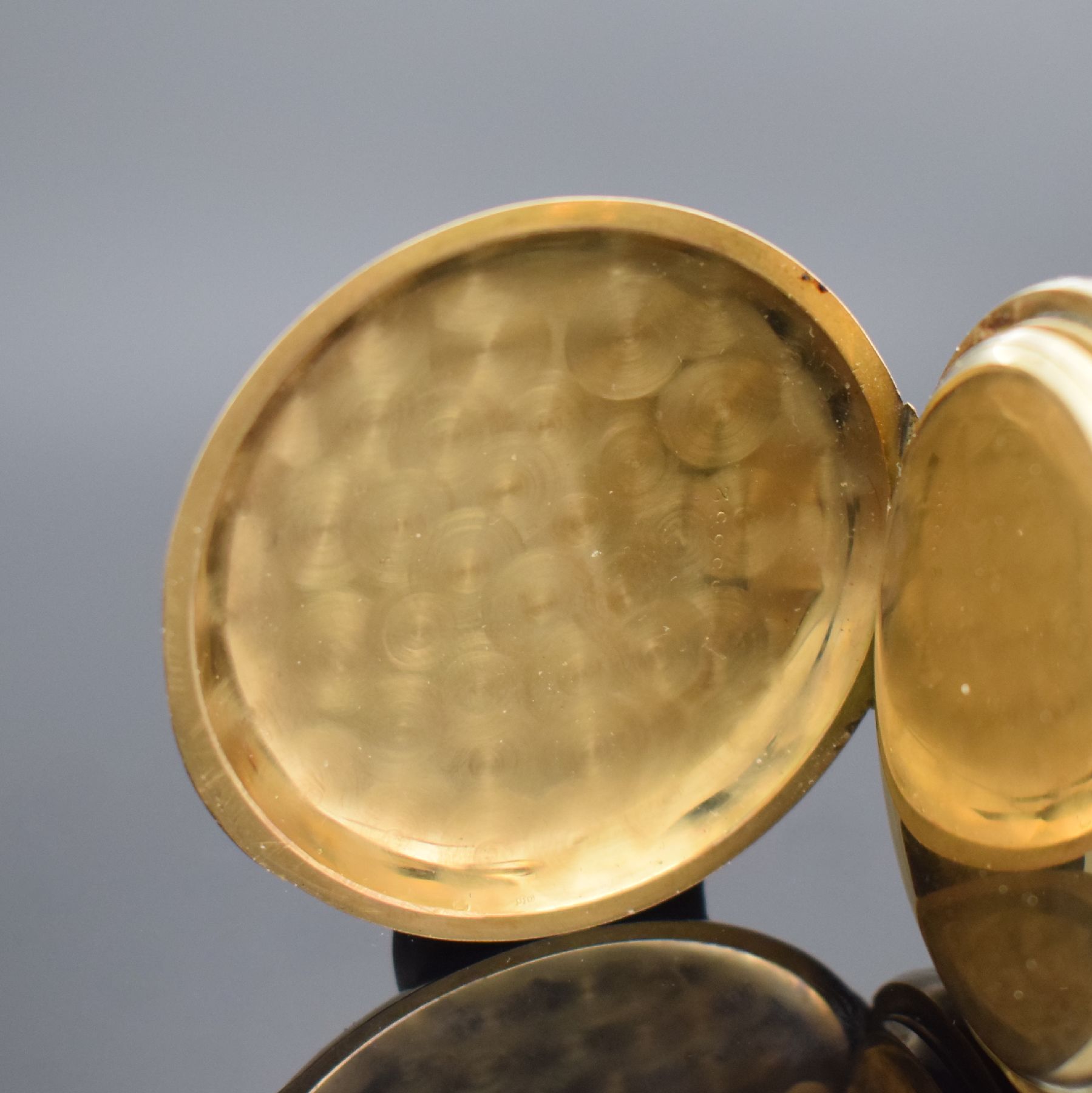 Detail b: Offene Taschenuhr mit Schaltradchronograph in GG 750/000, Schweiz um 1915, glattes Geh. dell., GG 750/000 Cuvette, Emailzifferbl. m. arab. Zahlen, ...