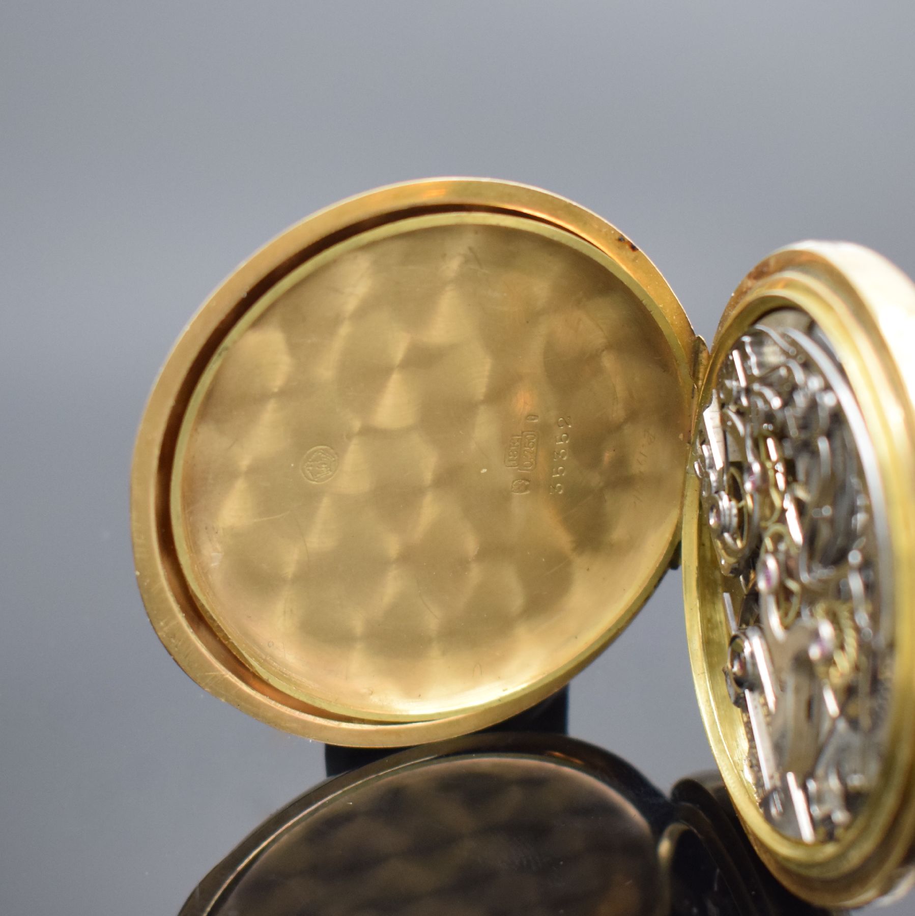 Detail d: Offene Taschenuhr mit Schaltradchronograph in GG 750/000, Schweiz um 1915, glattes Geh. dell., GG 750/000 Cuvette, Emailzifferbl. m. arab. Zahlen, ...