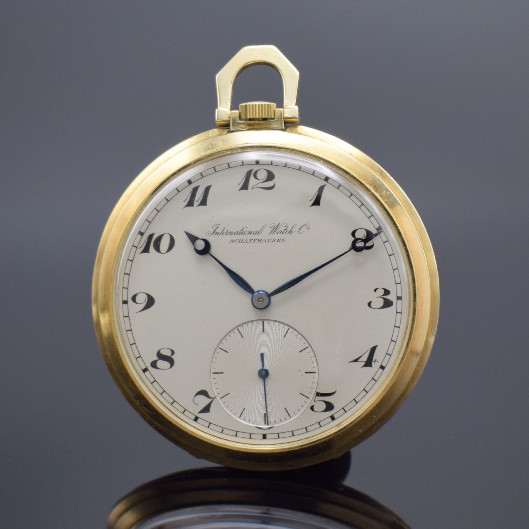 IWC offene Herrentaschenuhr in GG 585/000, Schweiz um 1937, Goldgeh. dell., guill. Rückdeckel, Metallcuvette, Metallzifferbl. m. arab. Zahlen, gebl. ...