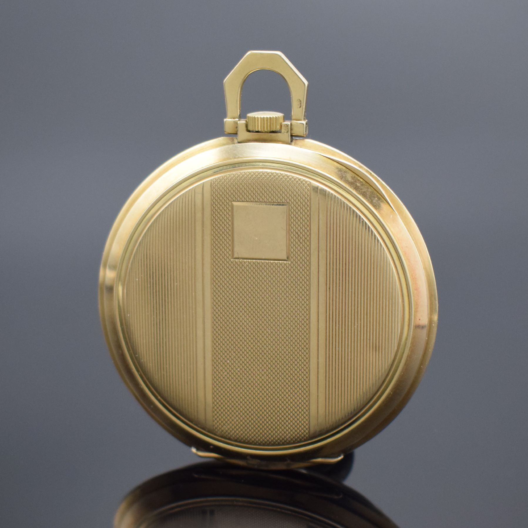 Detail a: IWC offene Herrentaschenuhr in GG 585/000, Schweiz um 1937, Goldgeh. dell., guill. Rückdeckel, Metallcuvette, Metallzifferbl. m. arab. Zahlen, gebl. ...