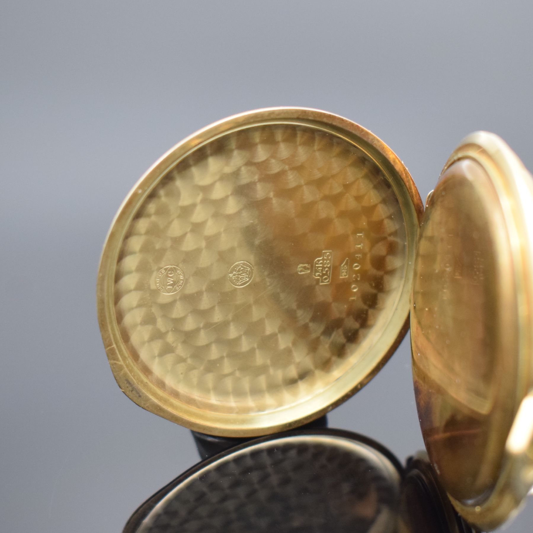 Detail b: IWC offene Herrentaschenuhr in GG 585/000, Schweiz um 1937, Goldgeh. dell., guill. Rückdeckel, Metallcuvette, Metallzifferbl. m. arab. Zahlen, gebl. ...