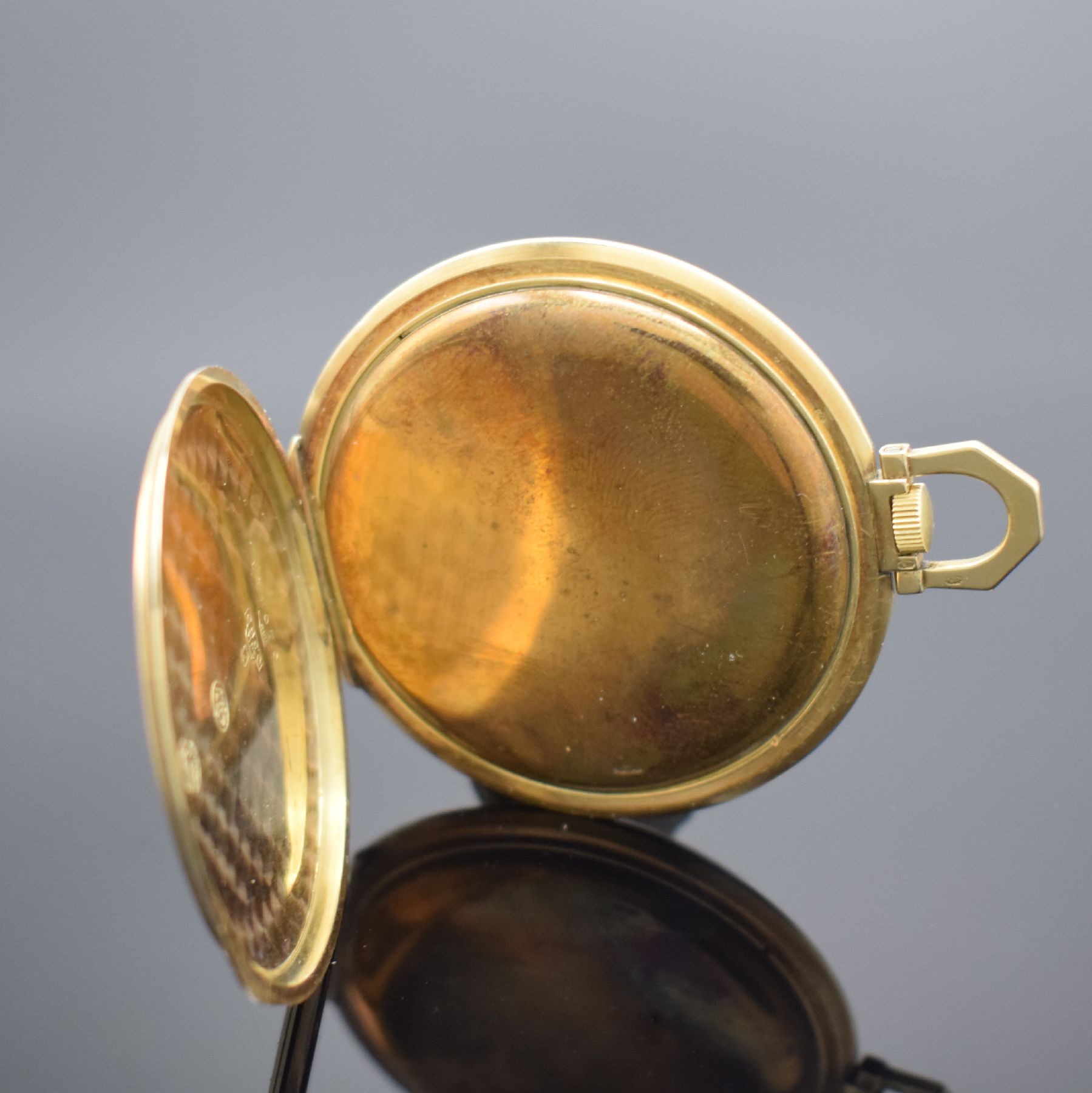 Detail c: IWC offene Herrentaschenuhr in GG 585/000, Schweiz um 1937, Goldgeh. dell., guill. Rückdeckel, Metallcuvette, Metallzifferbl. m. arab. Zahlen, gebl. ...