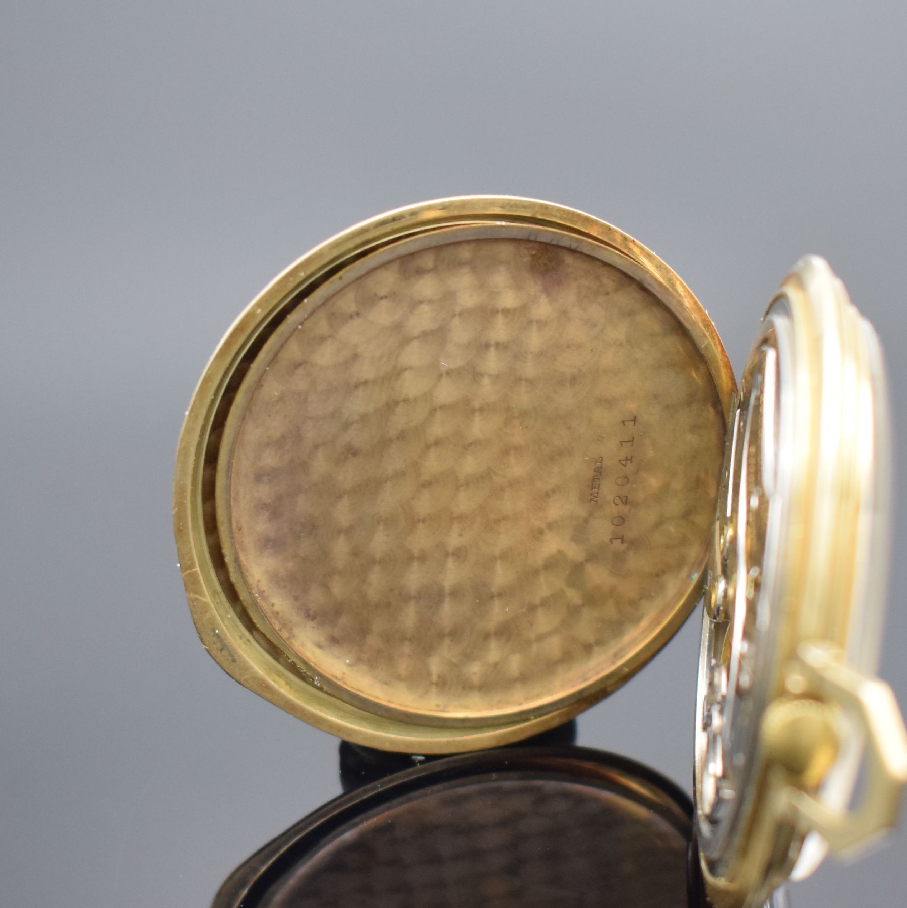 Detail d: IWC offene Herrentaschenuhr in GG 585/000, Schweiz um 1937, Goldgeh. dell., guill. Rückdeckel, Metallcuvette, Metallzifferbl. m. arab. Zahlen, gebl. ...