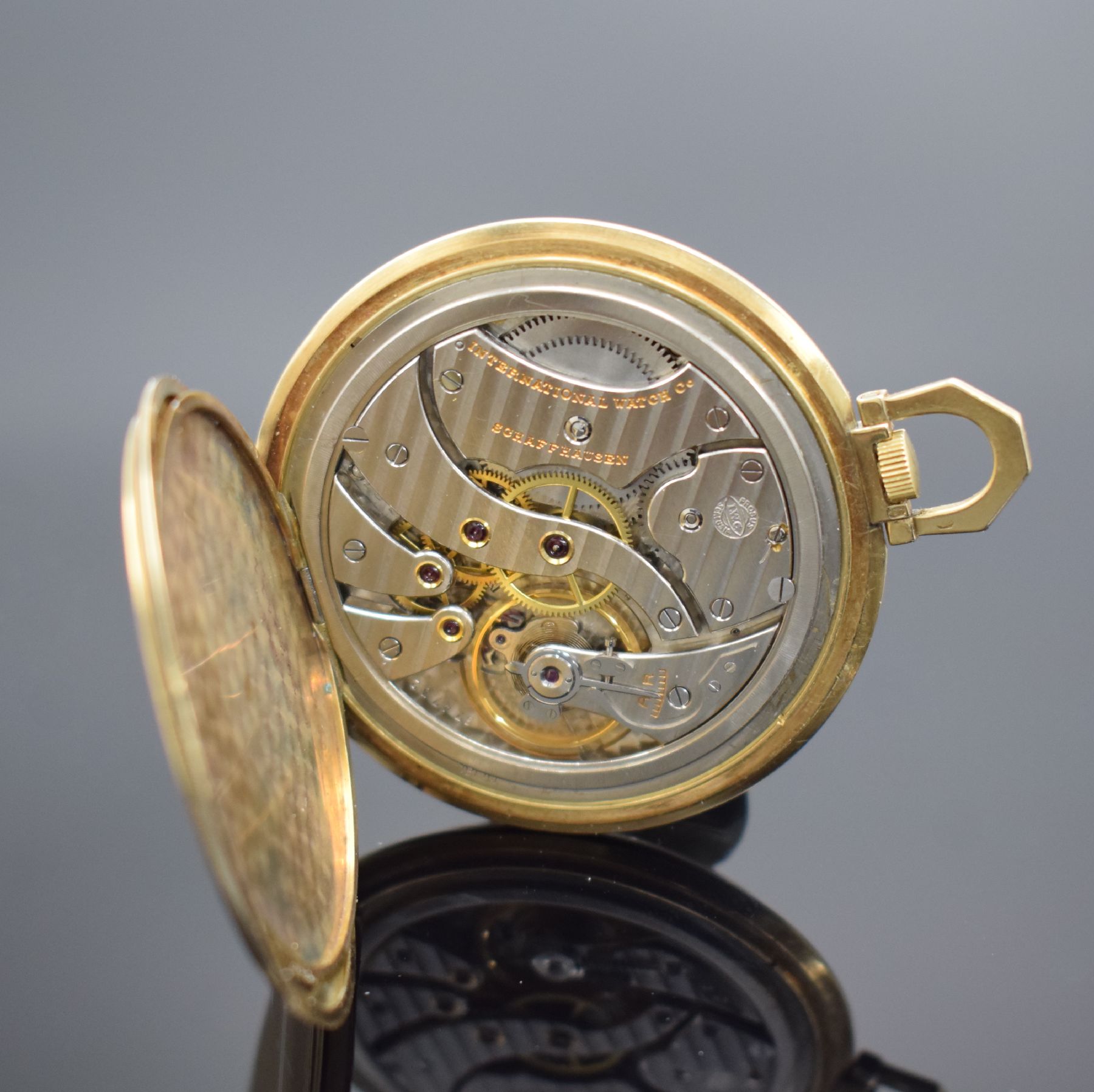 Detail e: IWC offene Herrentaschenuhr in GG 585/000, Schweiz um 1937, Goldgeh. dell., guill. Rückdeckel, Metallcuvette, Metallzifferbl. m. arab. Zahlen, gebl. ...