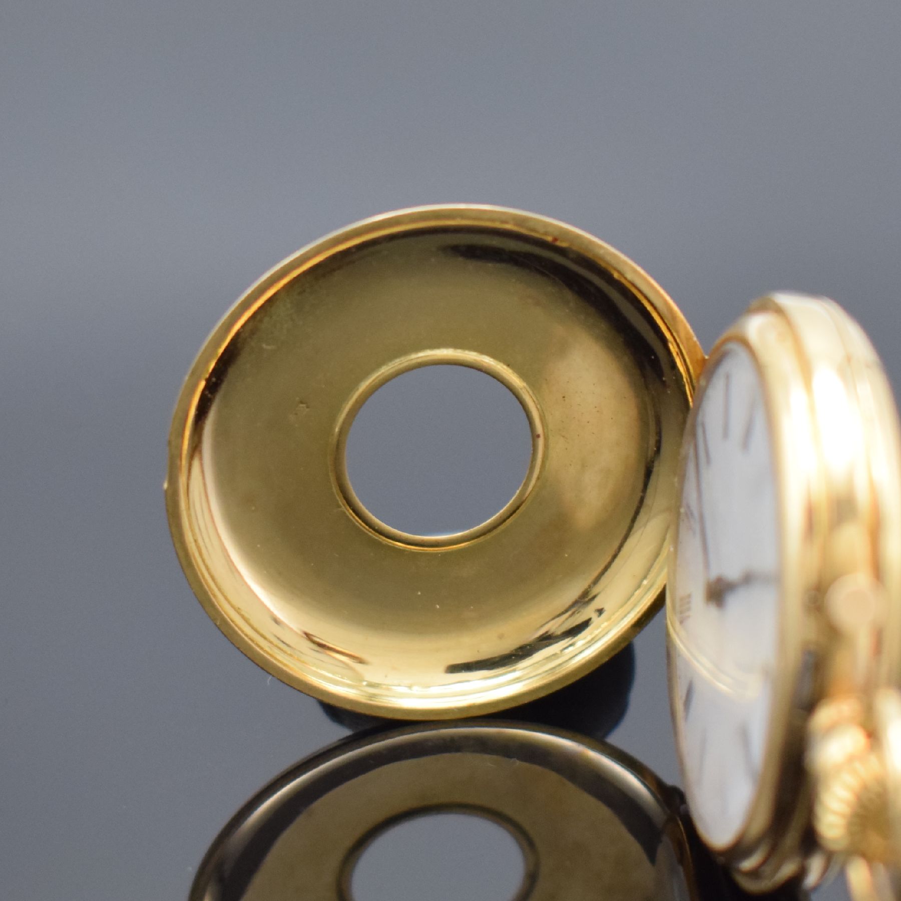 Detail a: Damen Halbsavonette in GG 750/000, Schweiz um 1890, 2 Deckel Goldgeh. dell., Sprungdeckel m. röm. Zahlen, Rückdeckel m. Monogramm, Emailzifferbl. ...