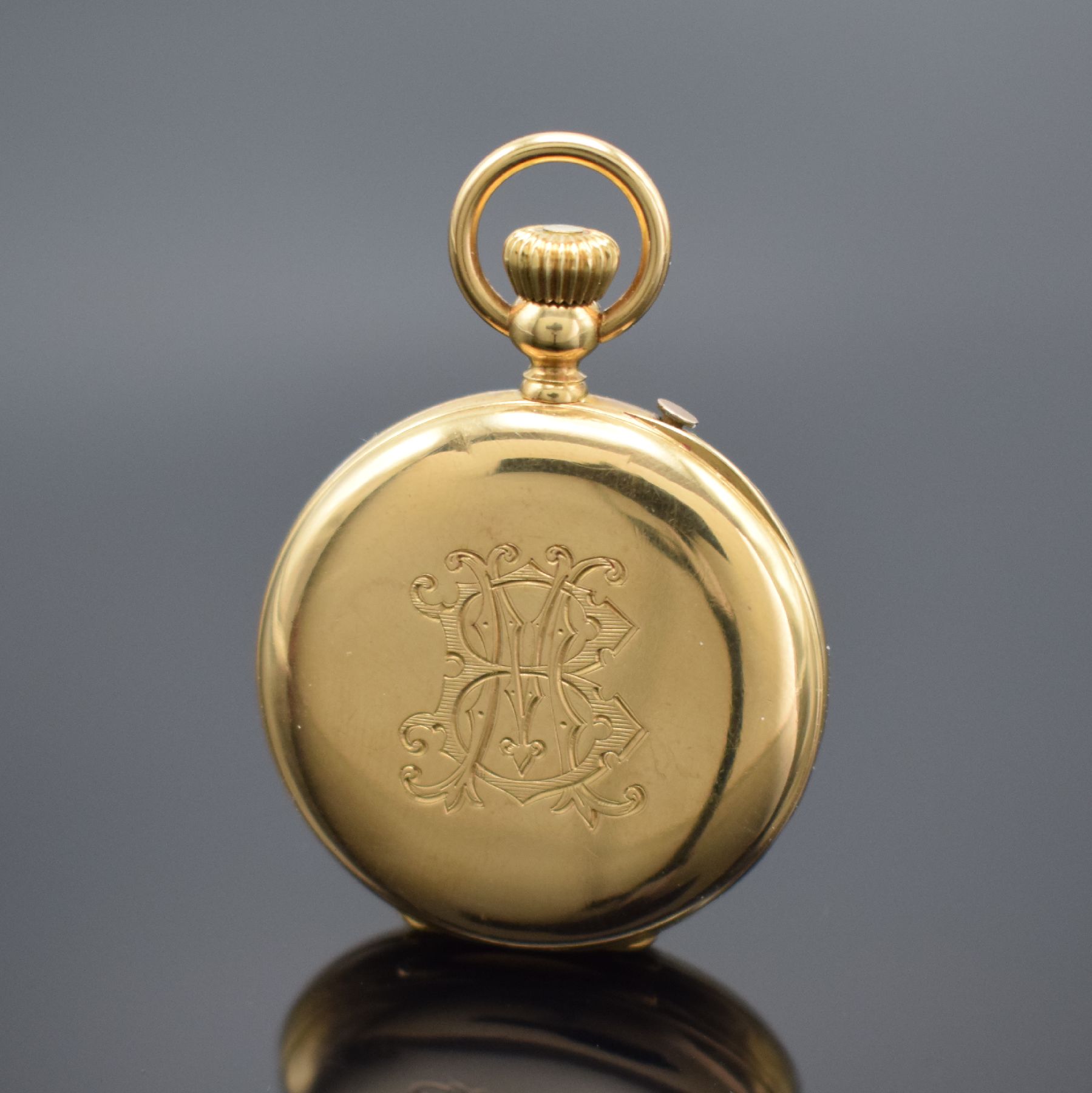 Detail c: Damen Halbsavonette in GG 750/000, Schweiz um 1890, 2 Deckel Goldgeh. dell., Sprungdeckel m. röm. Zahlen, Rückdeckel m. Monogramm, Emailzifferbl. ...