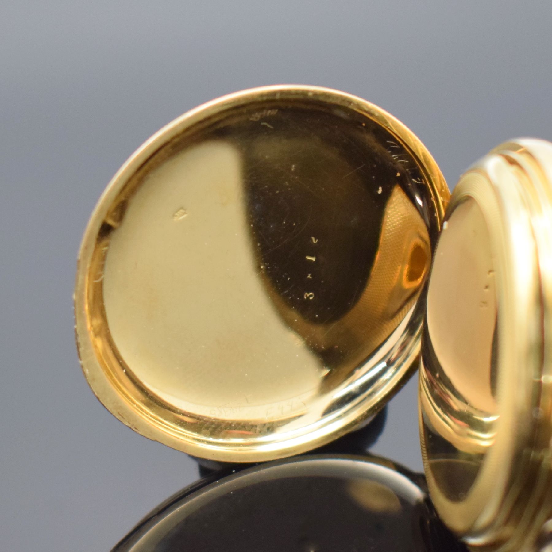 Detail d: Damen Halbsavonette in GG 750/000, Schweiz um 1890, 2 Deckel Goldgeh. dell., Sprungdeckel m. röm. Zahlen, Rückdeckel m. Monogramm, Emailzifferbl. ...