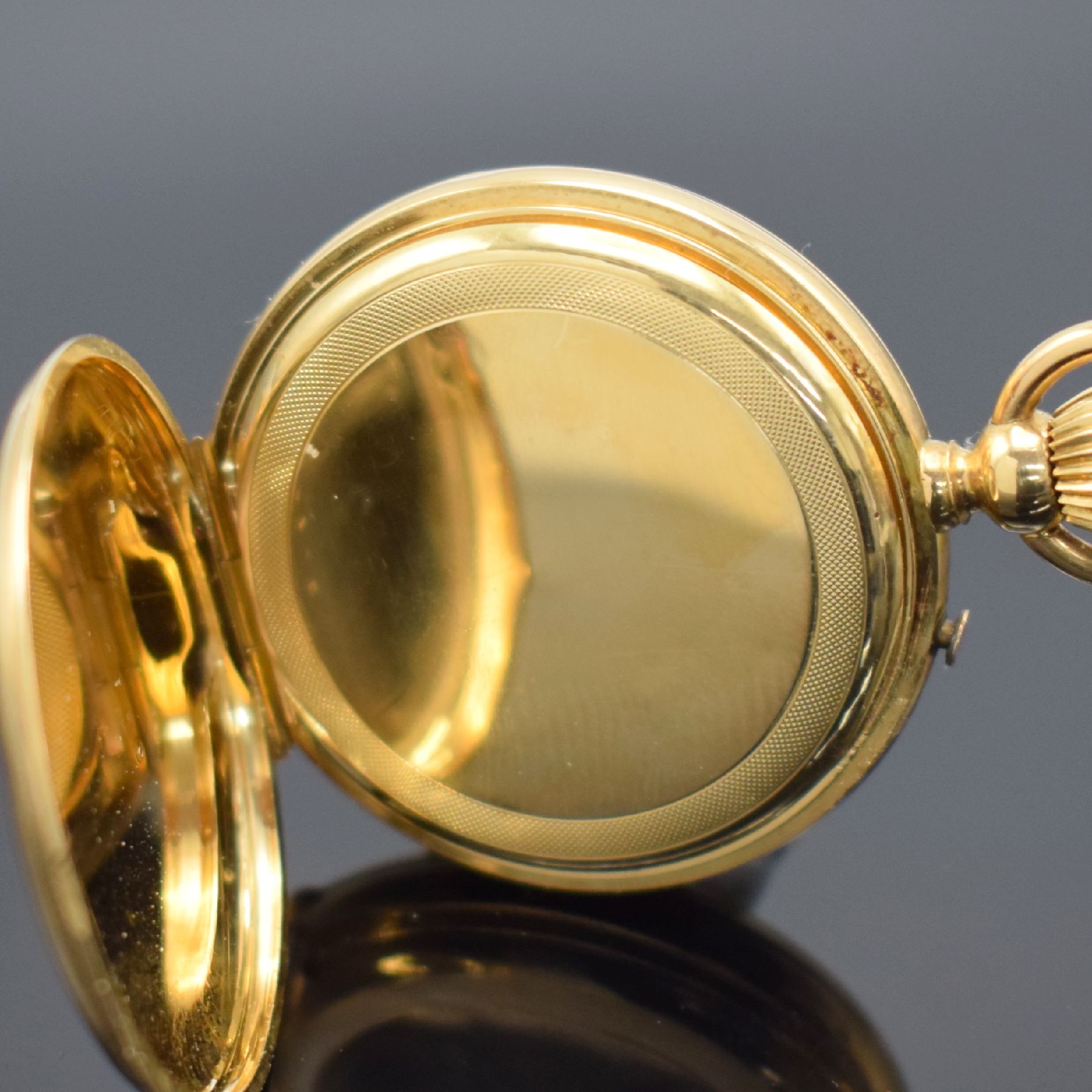 Detail e: Damen Halbsavonette in GG 750/000, Schweiz um 1890, 2 Deckel Goldgeh. dell., Sprungdeckel m. röm. Zahlen, Rückdeckel m. Monogramm, Emailzifferbl. ...
