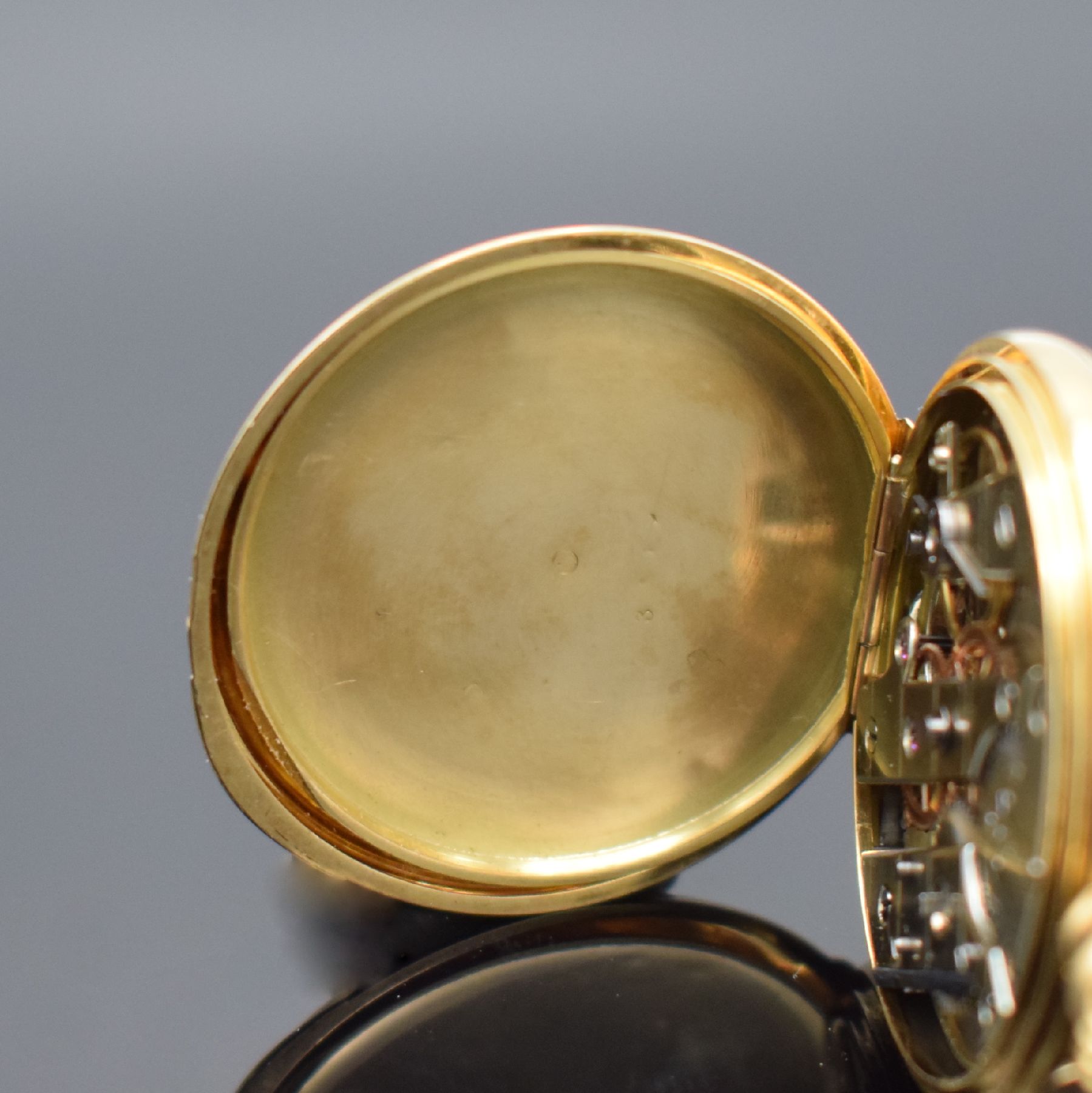 Detail f: Damen Halbsavonette in GG 750/000, Schweiz um 1890, 2 Deckel Goldgeh. dell., Sprungdeckel m. röm. Zahlen, Rückdeckel m. Monogramm, Emailzifferbl. ...