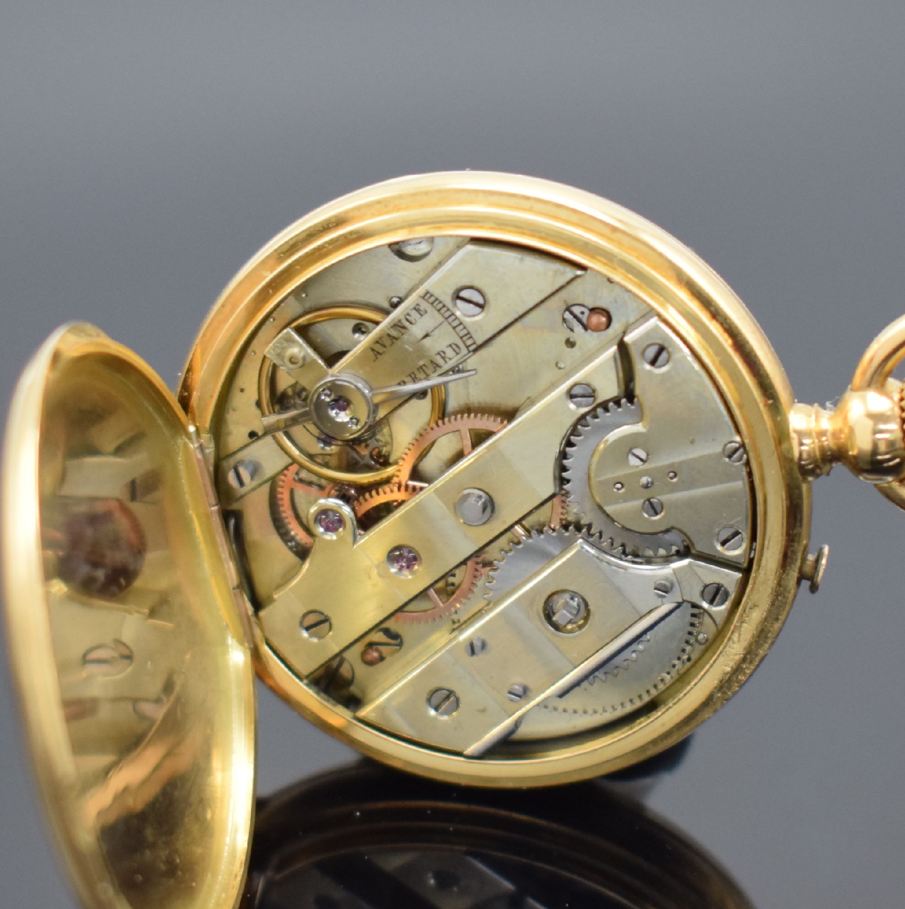 Detail g: Damen Halbsavonette in GG 750/000, Schweiz um 1890, 2 Deckel Goldgeh. dell., Sprungdeckel m. röm. Zahlen, Rückdeckel m. Monogramm, Emailzifferbl. ...