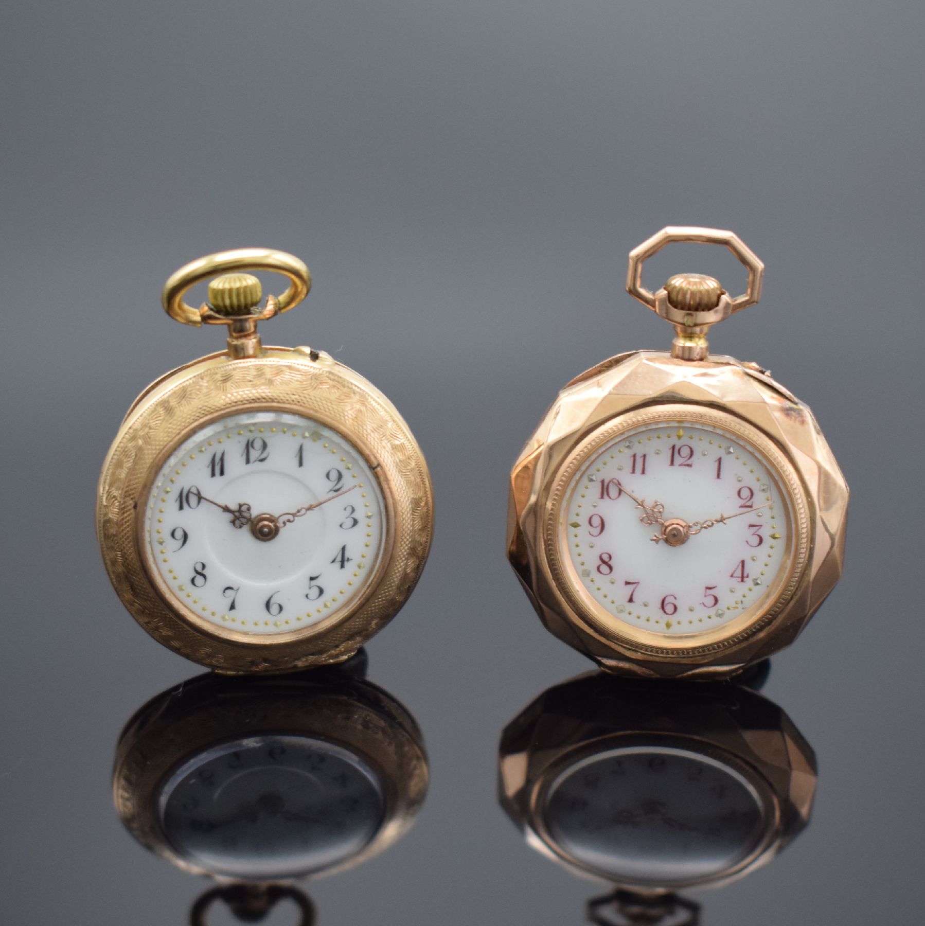 2 offene Taschenuhren in RoséG 585/000, Schweiz um 1900, beide Geh. dell., 2x Metallcuvette, guill. Rückdeckel floral grav./teils emailliert, 1x ...