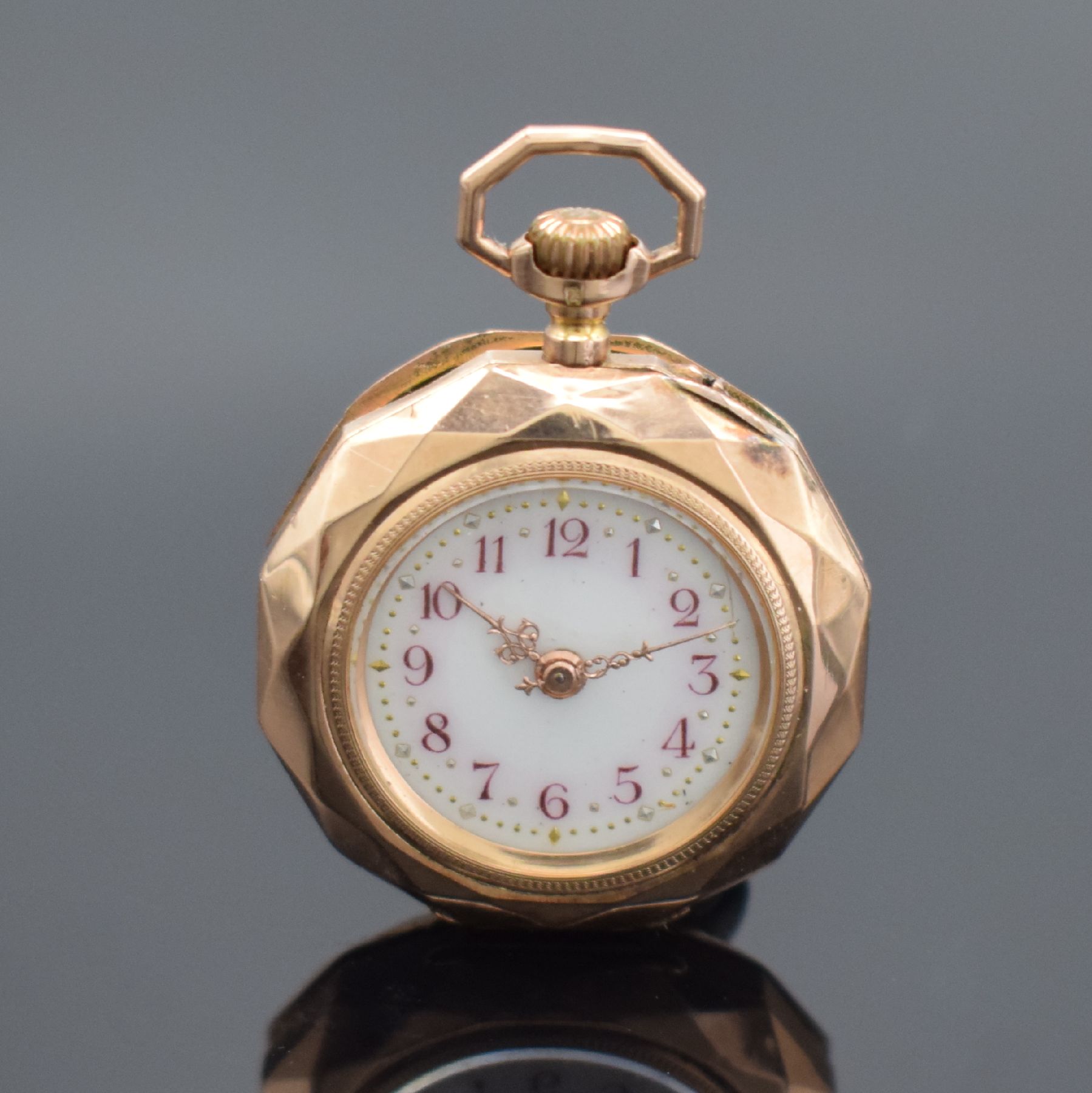 Detail a: 2 offene Taschenuhren in RoséG 585/000, Schweiz um 1900, beide Geh. dell., 2x Metallcuvette, guill. Rückdeckel floral grav./teils emailliert, 1x ...