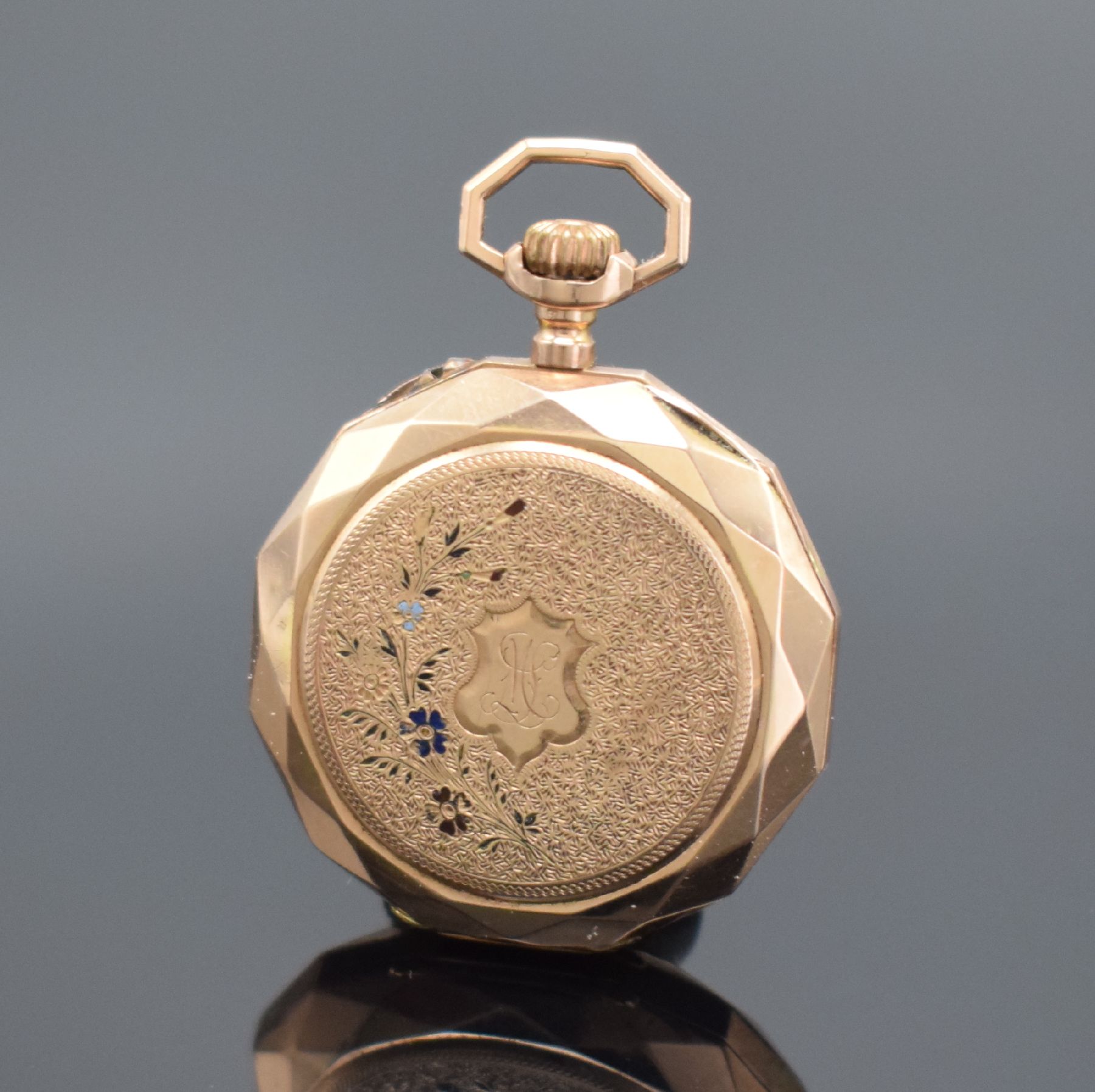 Detail b: 2 offene Taschenuhren in RoséG 585/000, Schweiz um 1900, beide Geh. dell., 2x Metallcuvette, guill. Rückdeckel floral grav./teils emailliert, 1x ...