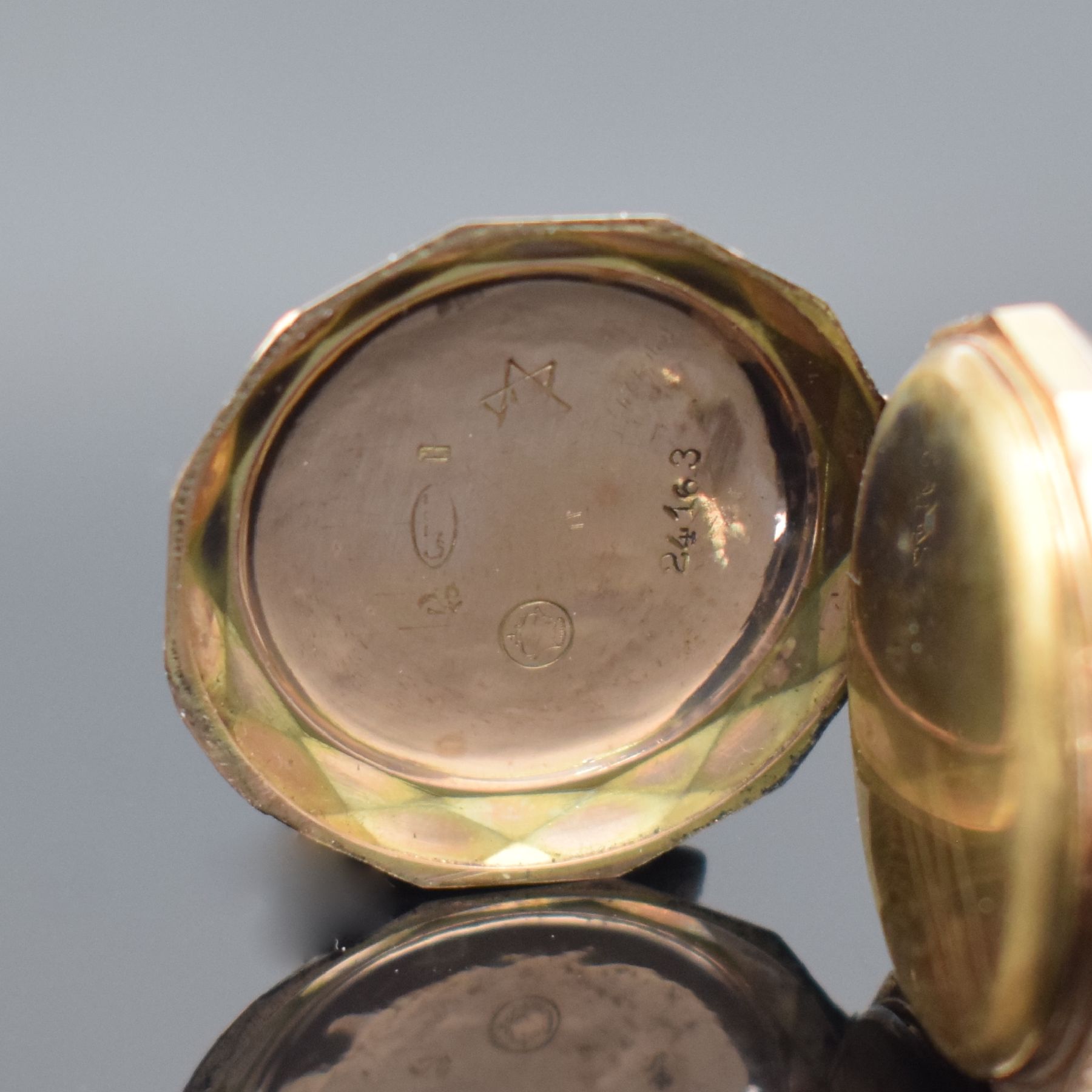 Detail c: 2 offene Taschenuhren in RoséG 585/000, Schweiz um 1900, beide Geh. dell., 2x Metallcuvette, guill. Rückdeckel floral grav./teils emailliert, 1x ...