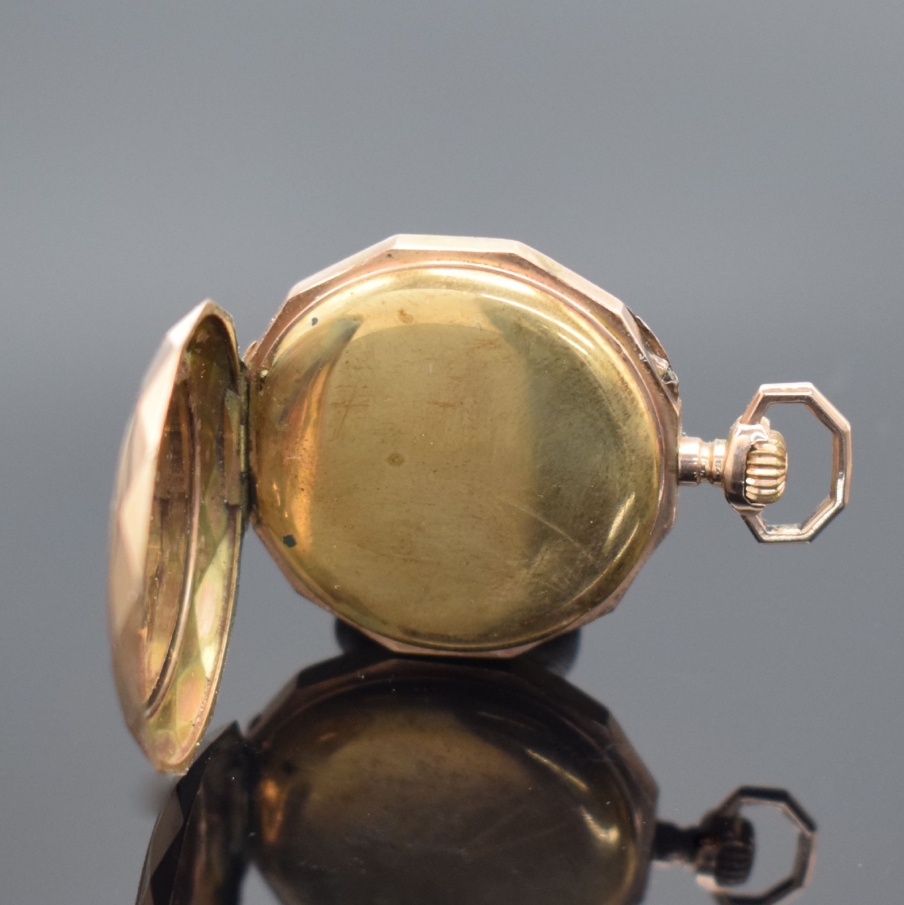 Detail d: 2 offene Taschenuhren in RoséG 585/000, Schweiz um 1900, beide Geh. dell., 2x Metallcuvette, guill. Rückdeckel floral grav./teils emailliert, 1x ...