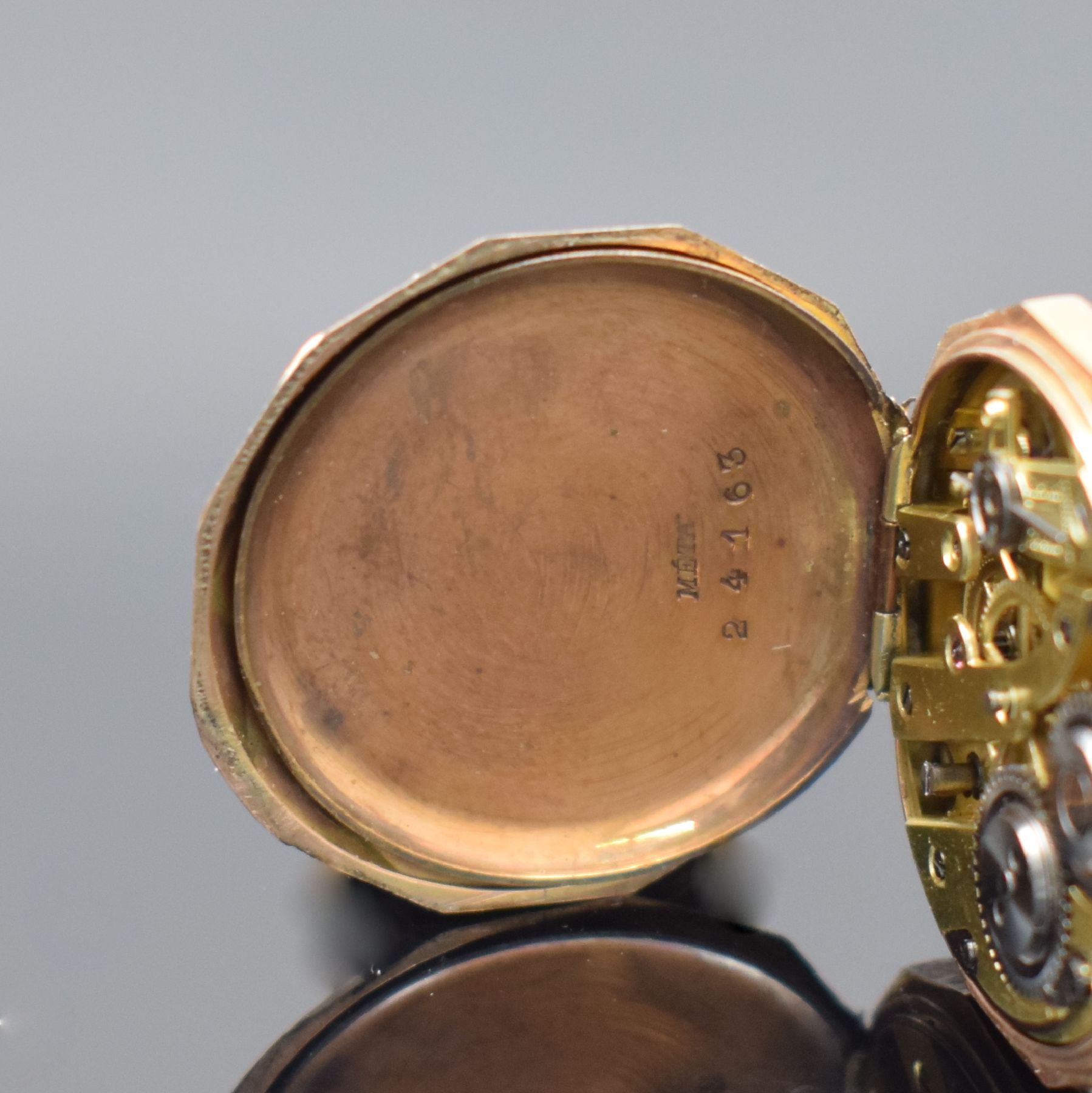 Detail e: 2 offene Taschenuhren in RoséG 585/000, Schweiz um 1900, beide Geh. dell., 2x Metallcuvette, guill. Rückdeckel floral grav./teils emailliert, 1x ...