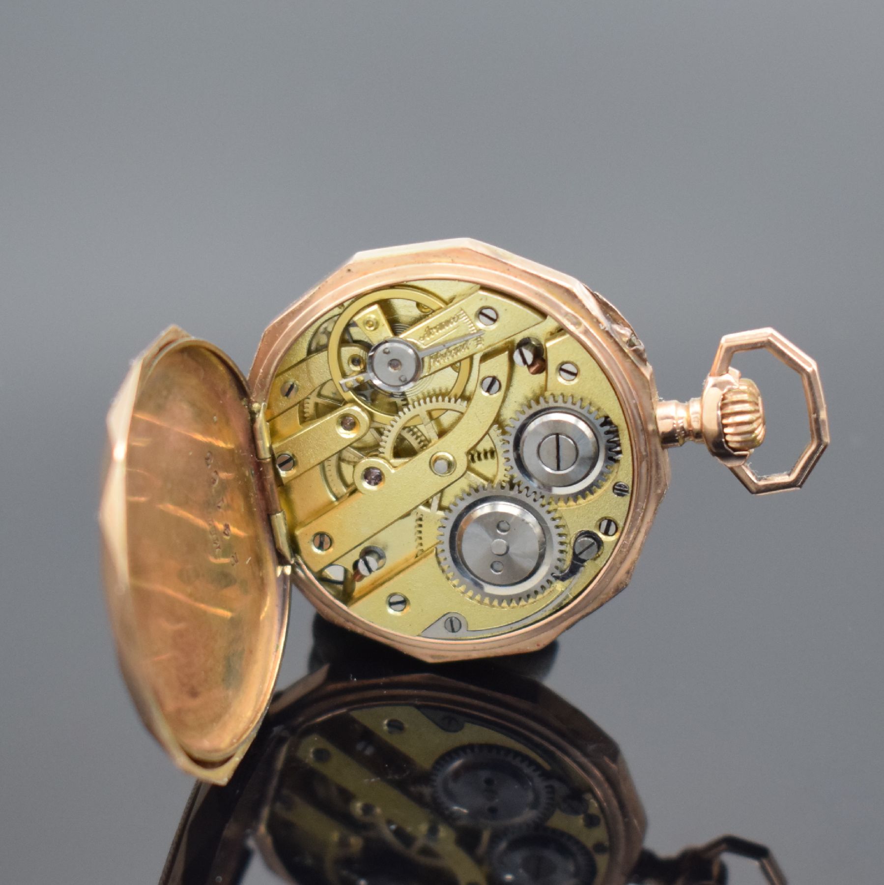 Detail f: 2 offene Taschenuhren in RoséG 585/000, Schweiz um 1900, beide Geh. dell., 2x Metallcuvette, guill. Rückdeckel floral grav./teils emailliert, 1x ...