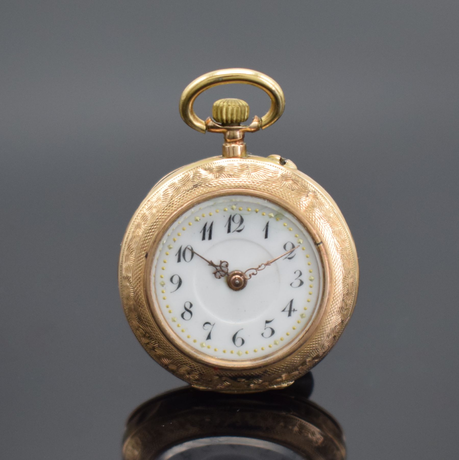 Detail g: 2 offene Taschenuhren in RoséG 585/000, Schweiz um 1900, beide Geh. dell., 2x Metallcuvette, guill. Rückdeckel floral grav./teils emailliert, 1x ...