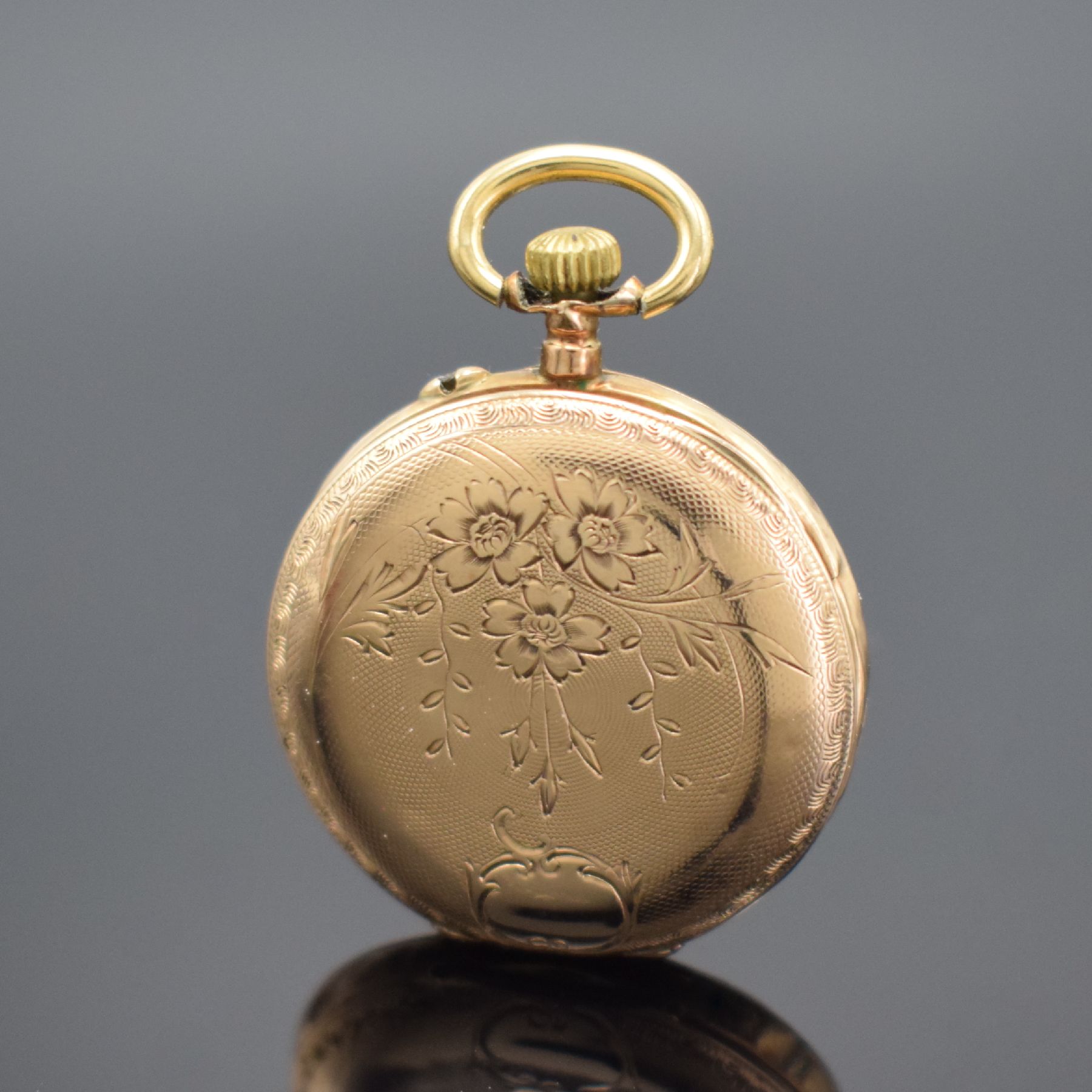 Detail h: 2 offene Taschenuhren in RoséG 585/000, Schweiz um 1900, beide Geh. dell., 2x Metallcuvette, guill. Rückdeckel floral grav./teils emailliert, 1x ...