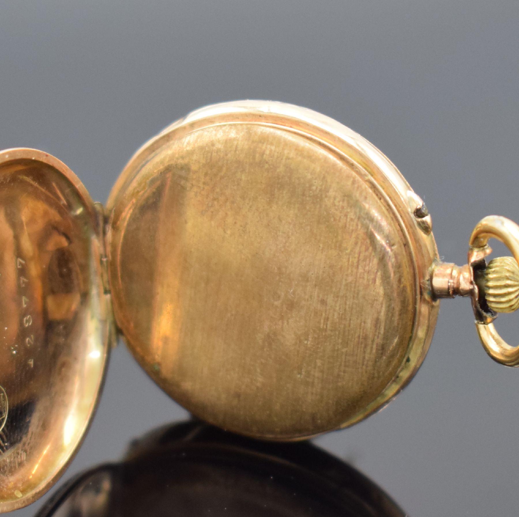 Detail j: 2 offene Taschenuhren in RoséG 585/000, Schweiz um 1900, beide Geh. dell., 2x Metallcuvette, guill. Rückdeckel floral grav./teils emailliert, 1x ...