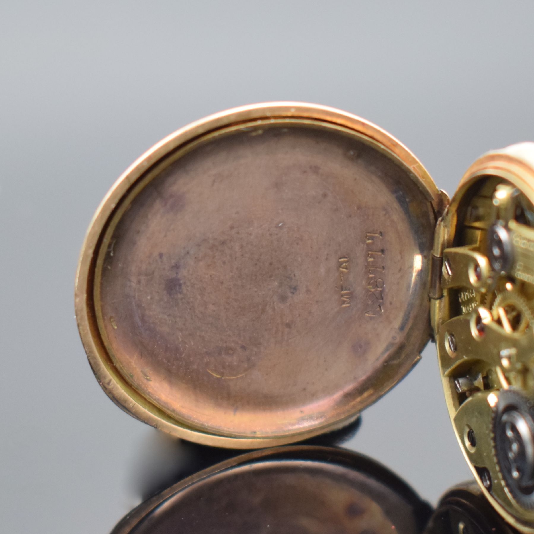Detail k: 2 offene Taschenuhren in RoséG 585/000, Schweiz um 1900, beide Geh. dell., 2x Metallcuvette, guill. Rückdeckel floral grav./teils emailliert, 1x ...