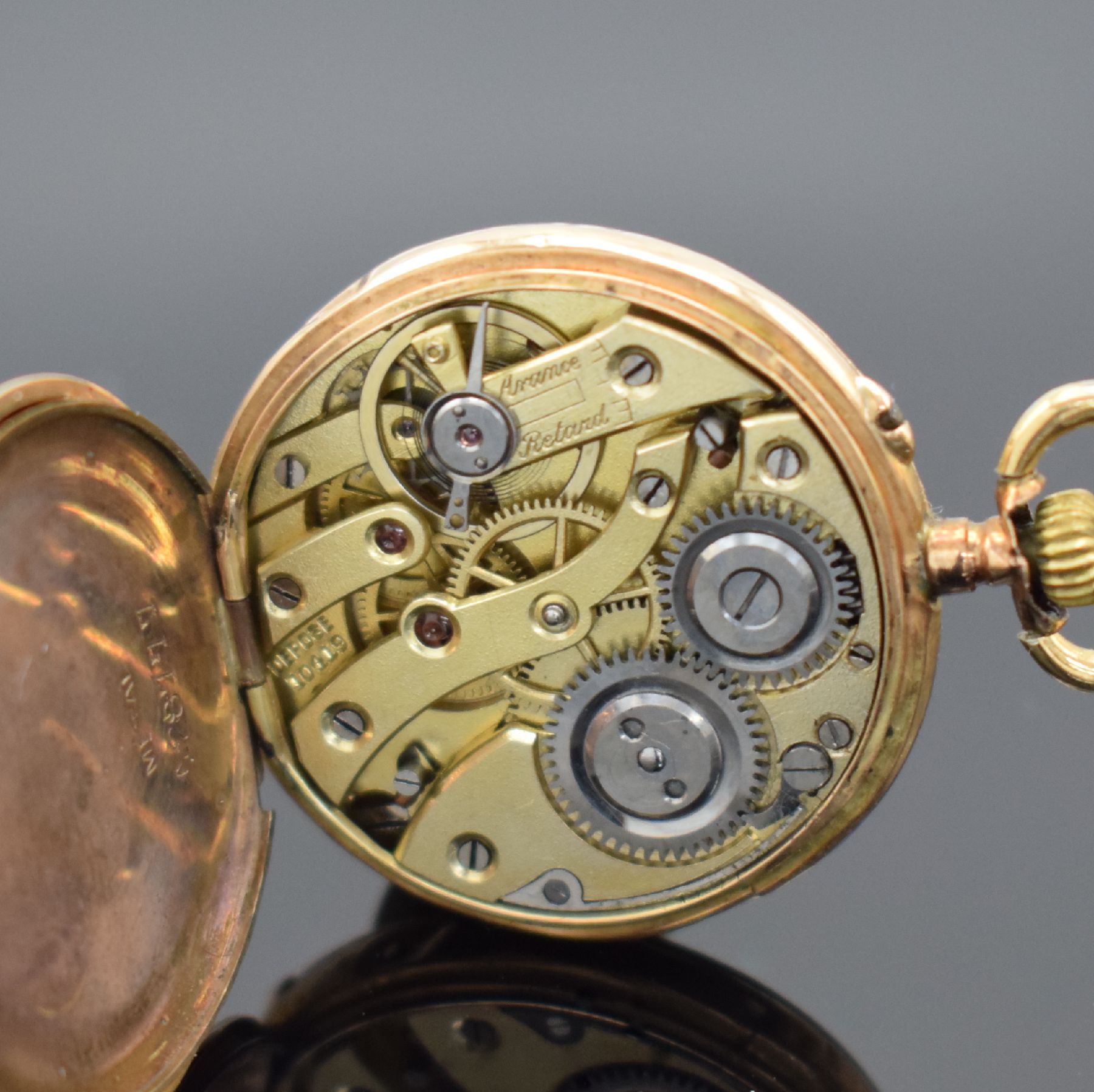 Detail l: 2 offene Taschenuhren in RoséG 585/000, Schweiz um 1900, beide Geh. dell., 2x Metallcuvette, guill. Rückdeckel floral grav./teils emailliert, 1x ...