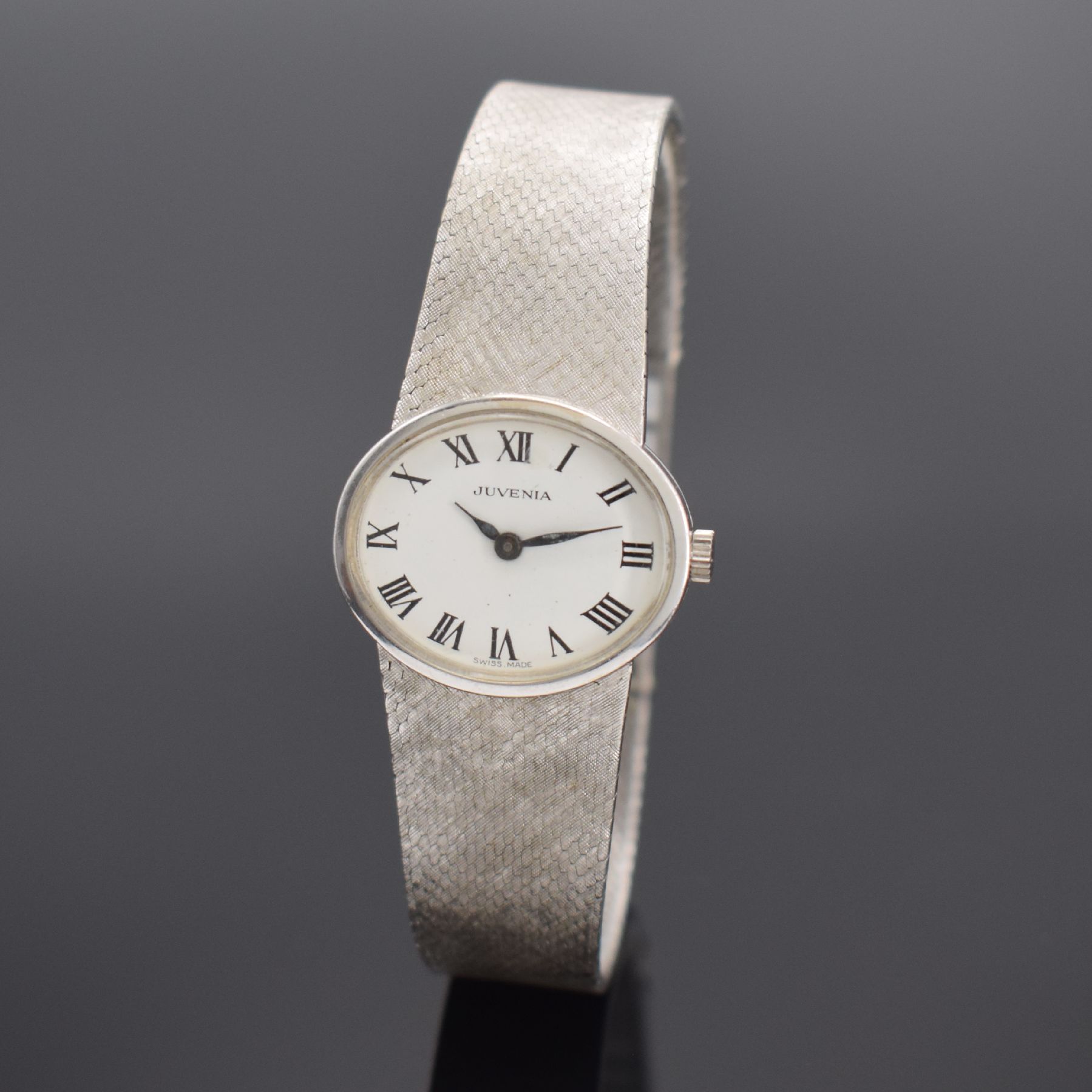 JUVENIA Damenarmbanduhr in WG 750/000, Schweiz um 1970, Handaufzug, 2-teil. Gehäuse, Boden 2-fach verschr., Milanaiseband, weißes Zifferbl. m. ...