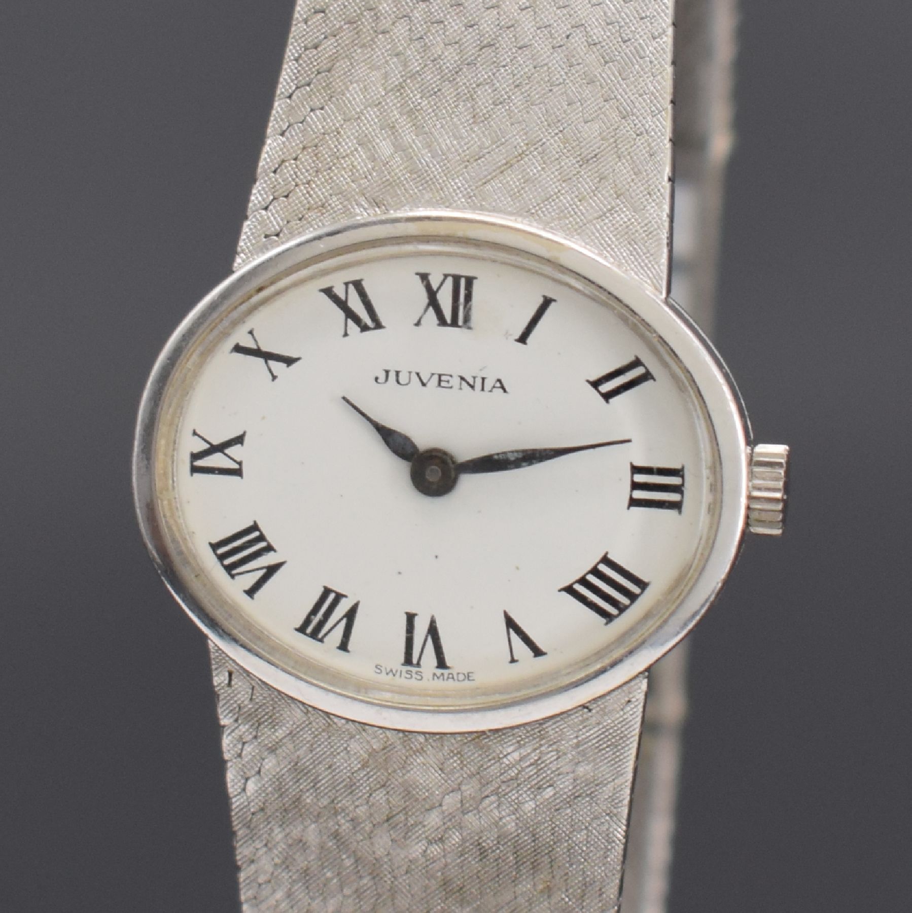 Detail a: JUVENIA Damenarmbanduhr in WG 750/000, Schweiz um 1970, Handaufzug, 2-teil. Gehäuse, Boden 2-fach verschr., Milanaiseband, weißes Zifferbl. m. ...