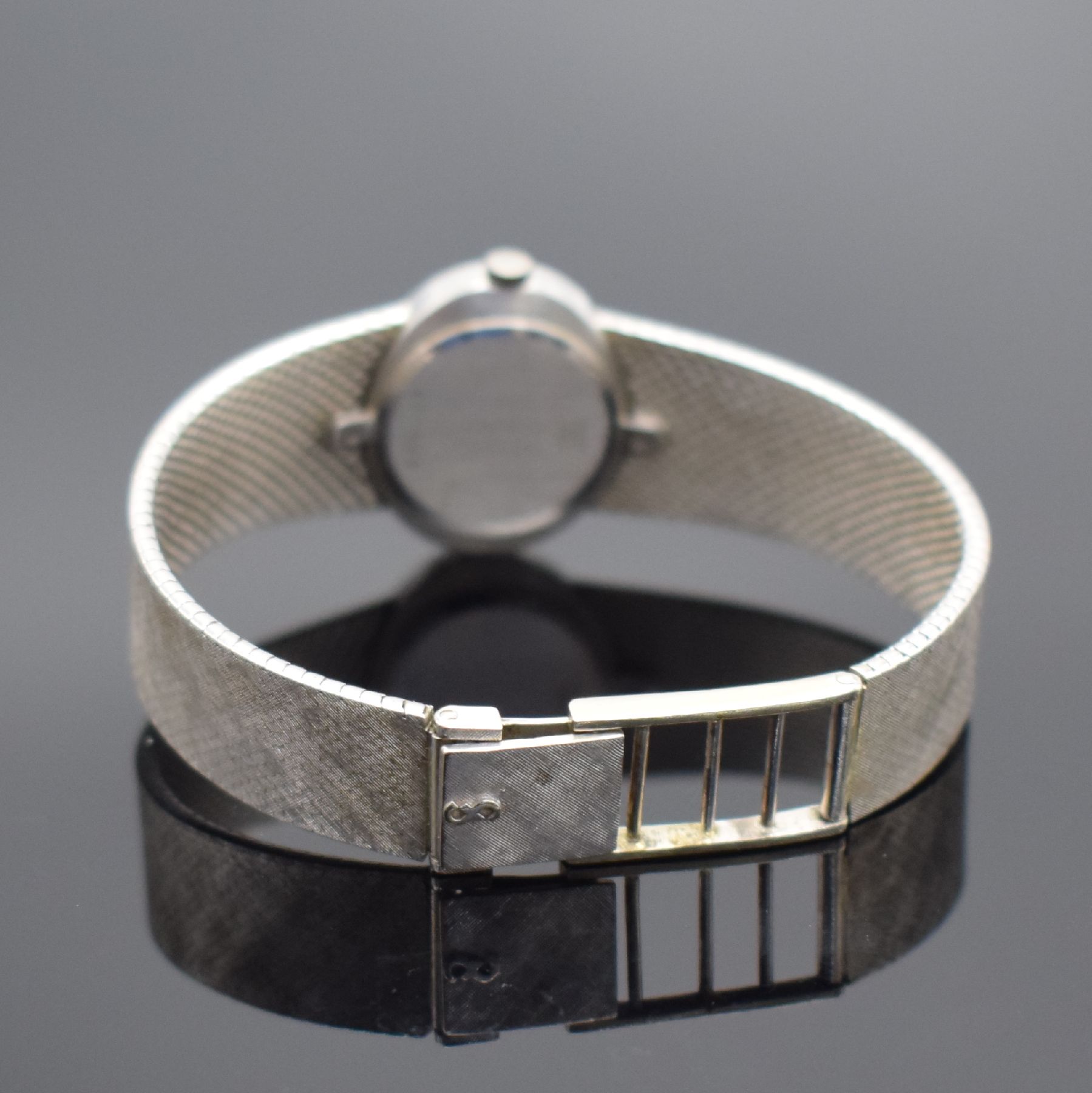 Detail b: JUVENIA Damenarmbanduhr in WG 750/000, Schweiz um 1970, Handaufzug, 2-teil. Gehäuse, Boden 2-fach verschr., Milanaiseband, weißes Zifferbl. m. ...