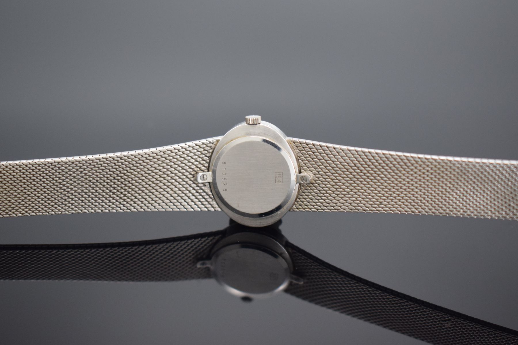 Detail d: JUVENIA Damenarmbanduhr in WG 750/000, Schweiz um 1970, Handaufzug, 2-teil. Gehäuse, Boden 2-fach verschr., Milanaiseband, weißes Zifferbl. m. ...