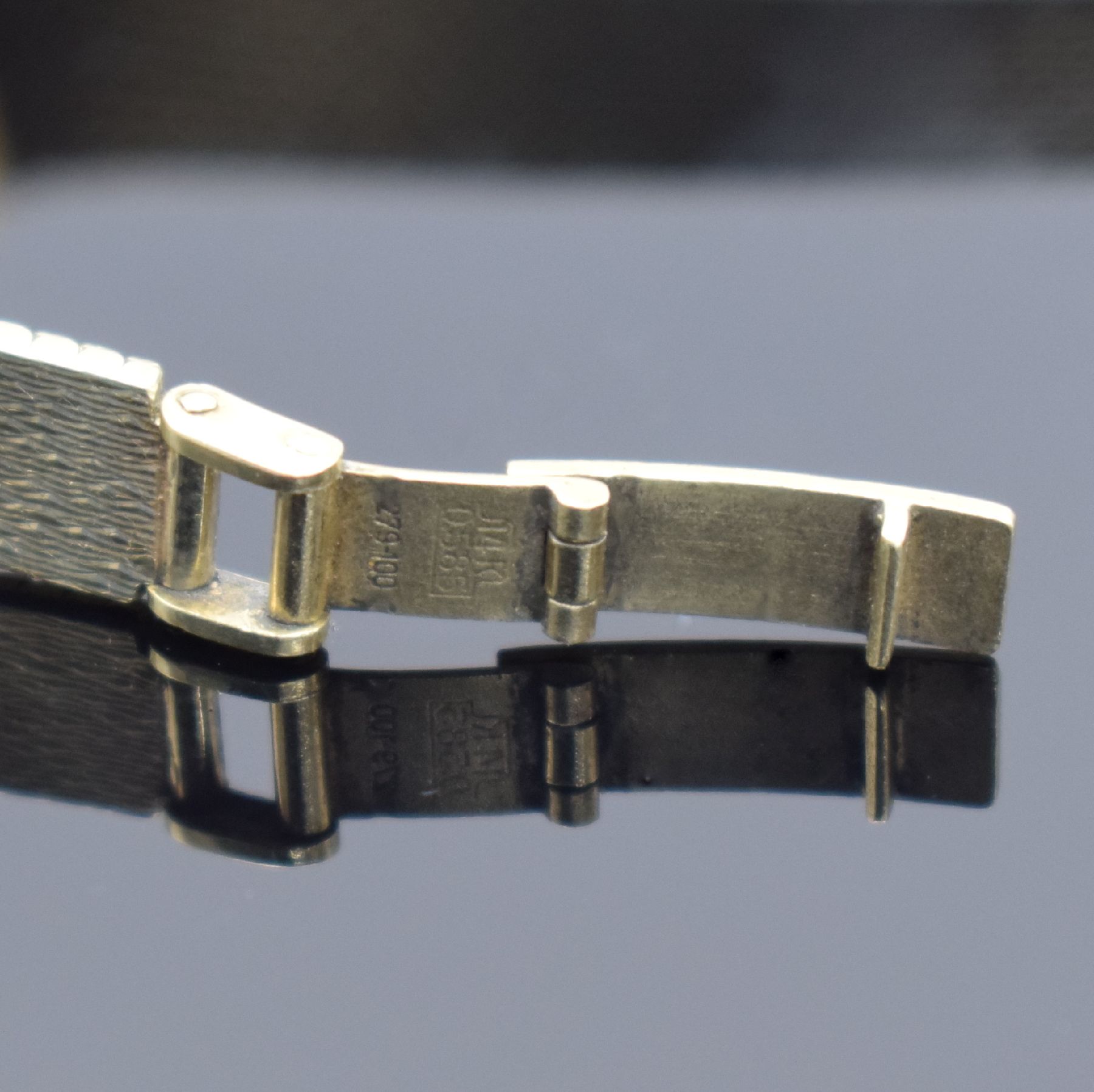 Detail b: DUGENA Flair Damenarmbanduhr in GG 585/000, Deutschland/Schweiz um 1970, Handaufzug, 2- teil. Geh., Boden aufgedr., Milanaiseband in GG 585/000, ...