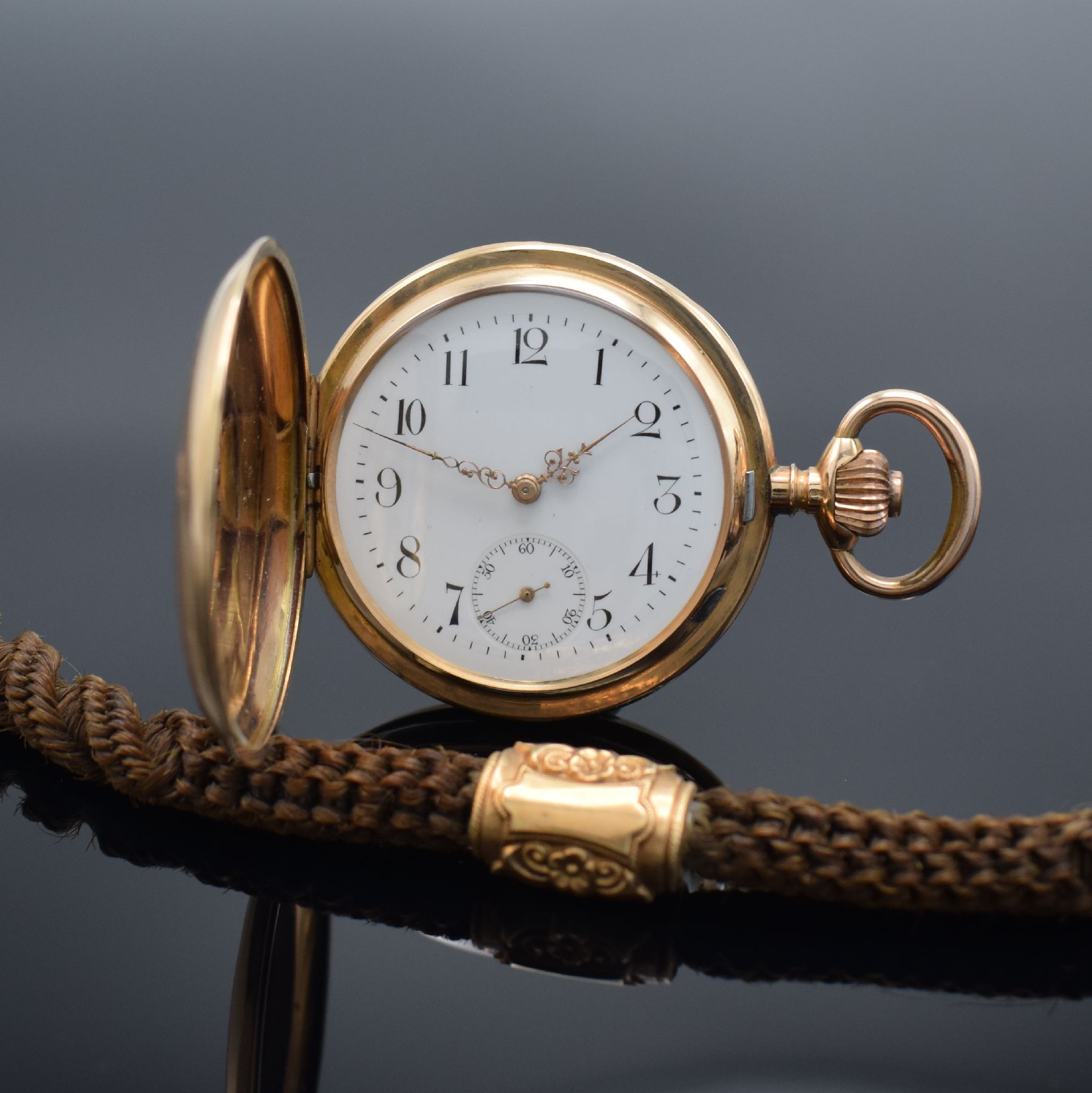 Detail a: Herrensavonette in RG 585/000, Schweiz um 1900, guill. 2-Deckel Goldgeh. dell., Emailzifferbl., gold. Zeiger, verg. Ankerwerk, 15 St., Komp.-Unruh m. ...