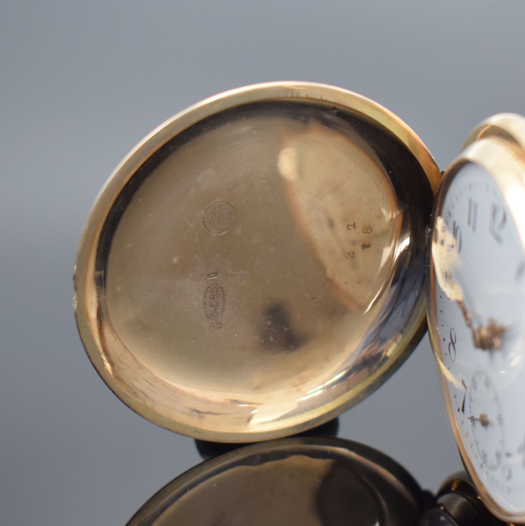 Detail b: Herrensavonette in RG 585/000, Schweiz um 1900, guill. 2-Deckel Goldgeh. dell., Emailzifferbl., gold. Zeiger, verg. Ankerwerk, 15 St., Komp.-Unruh m. ...