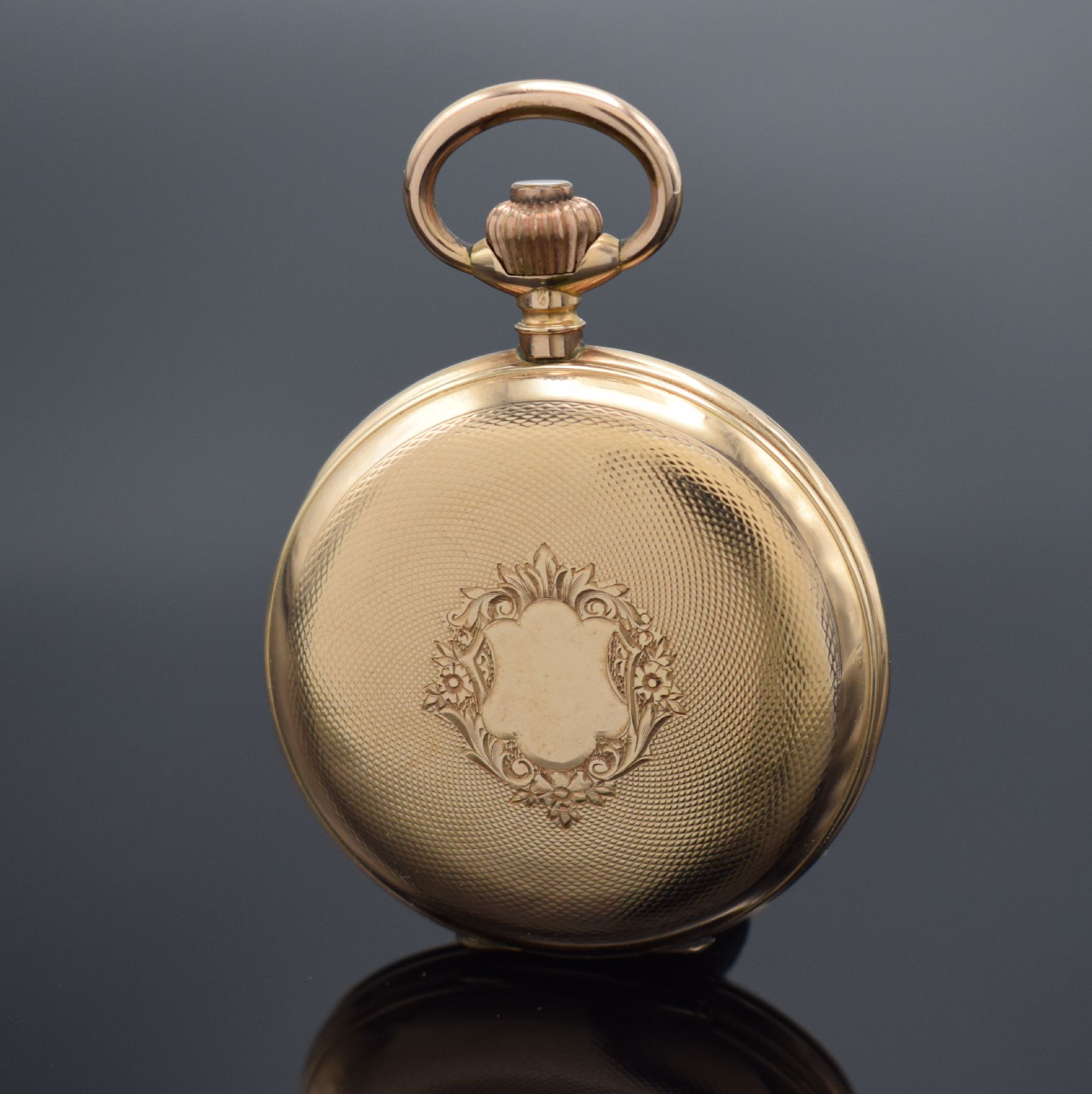 Detail c: Herrensavonette in RG 585/000, Schweiz um 1900, guill. 2-Deckel Goldgeh. dell., Emailzifferbl., gold. Zeiger, verg. Ankerwerk, 15 St., Komp.-Unruh m. ...