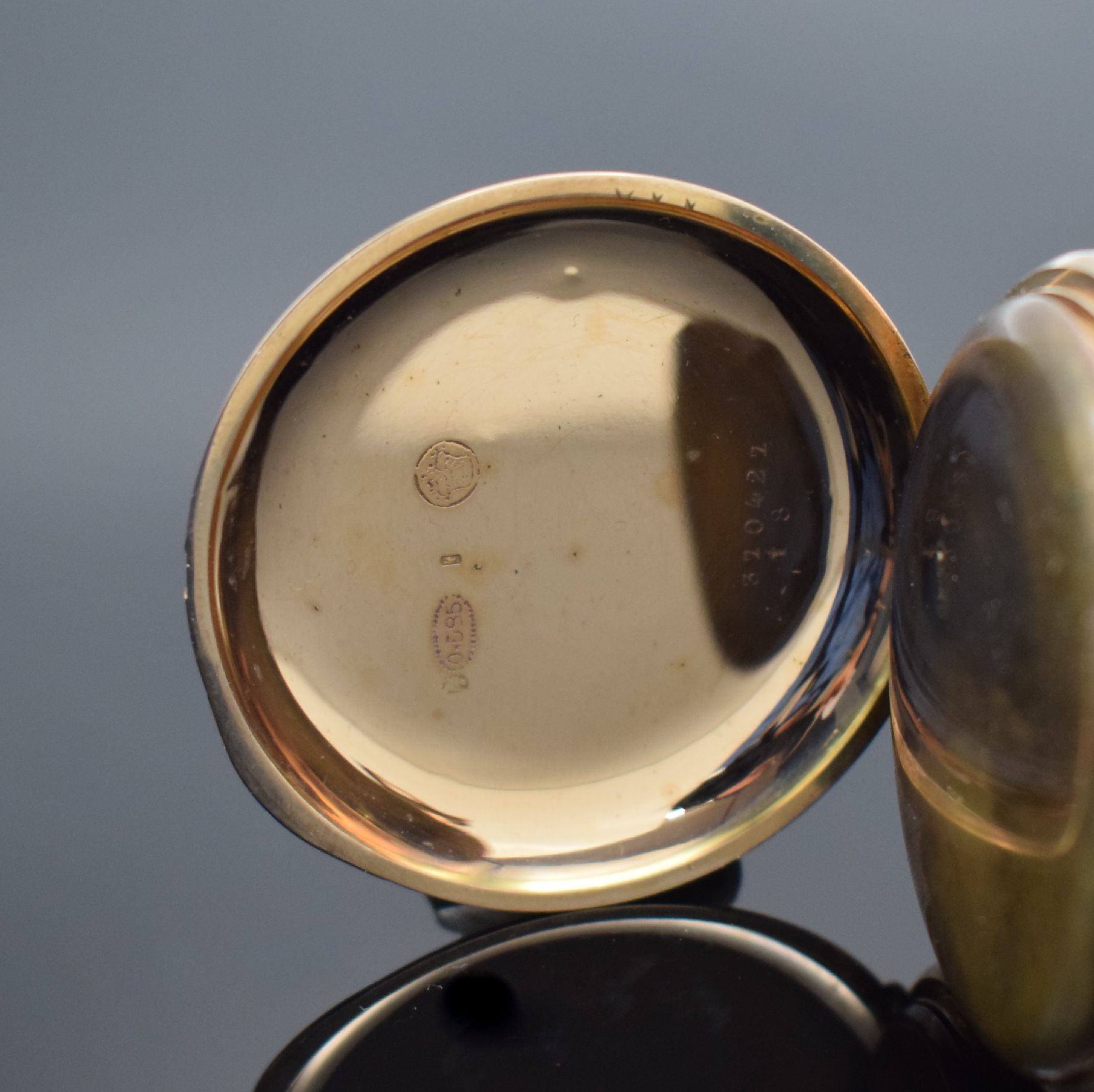 Detail e: Herrensavonette in RG 585/000, Schweiz um 1900, guill. 2-Deckel Goldgeh. dell., Emailzifferbl., gold. Zeiger, verg. Ankerwerk, 15 St., Komp.-Unruh m. ...