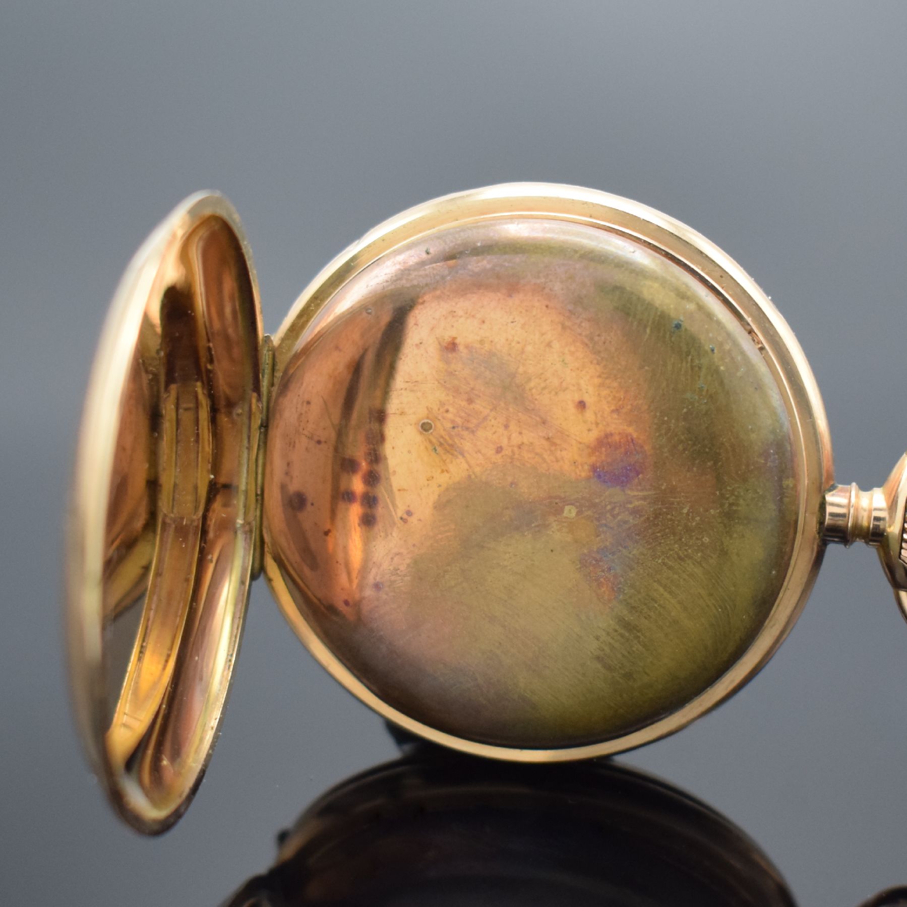 Detail f: Herrensavonette in RG 585/000, Schweiz um 1900, guill. 2-Deckel Goldgeh. dell., Emailzifferbl., gold. Zeiger, verg. Ankerwerk, 15 St., Komp.-Unruh m. ...