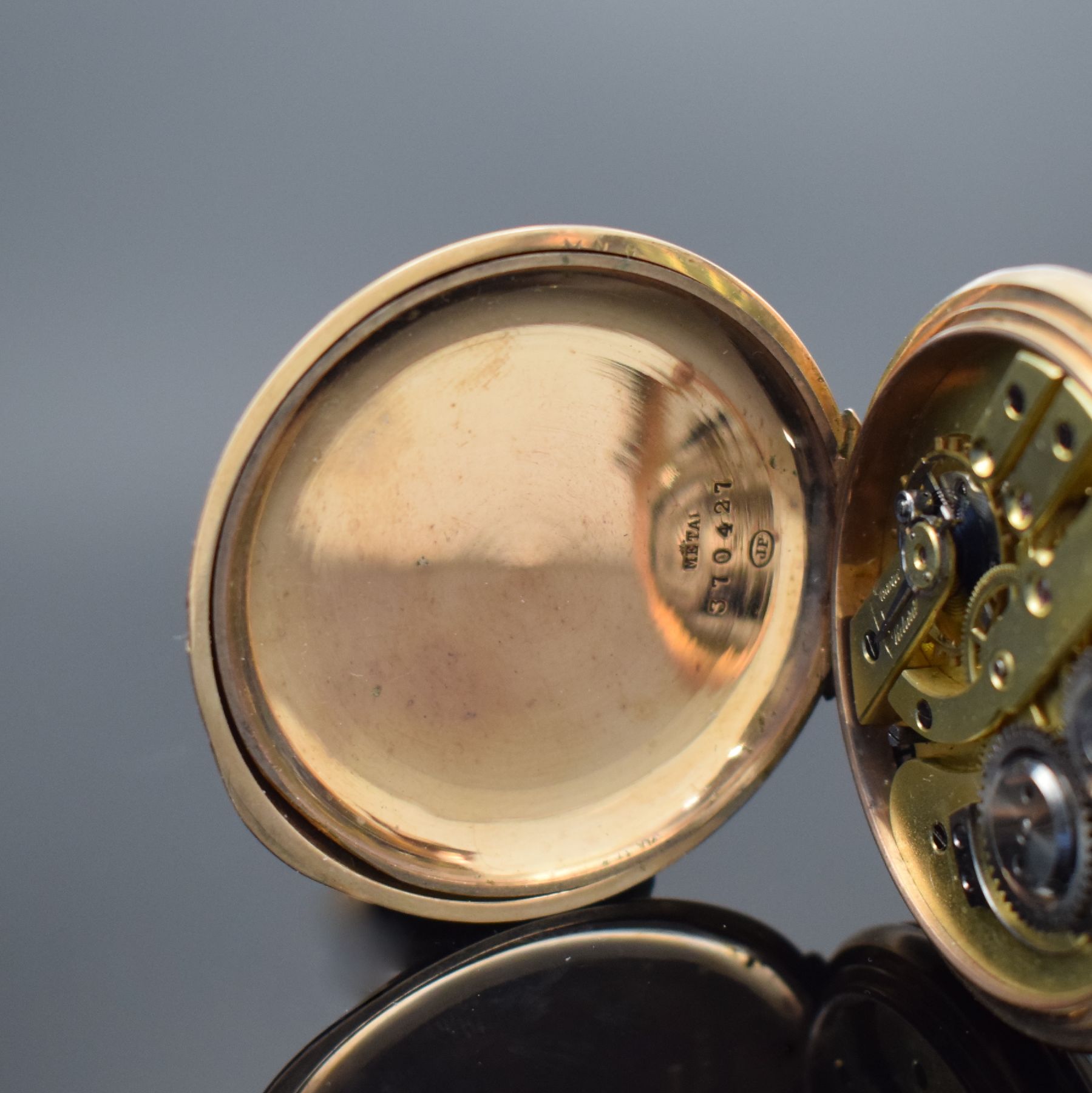 Detail g: Herrensavonette in RG 585/000, Schweiz um 1900, guill. 2-Deckel Goldgeh. dell., Emailzifferbl., gold. Zeiger, verg. Ankerwerk, 15 St., Komp.-Unruh m. ...