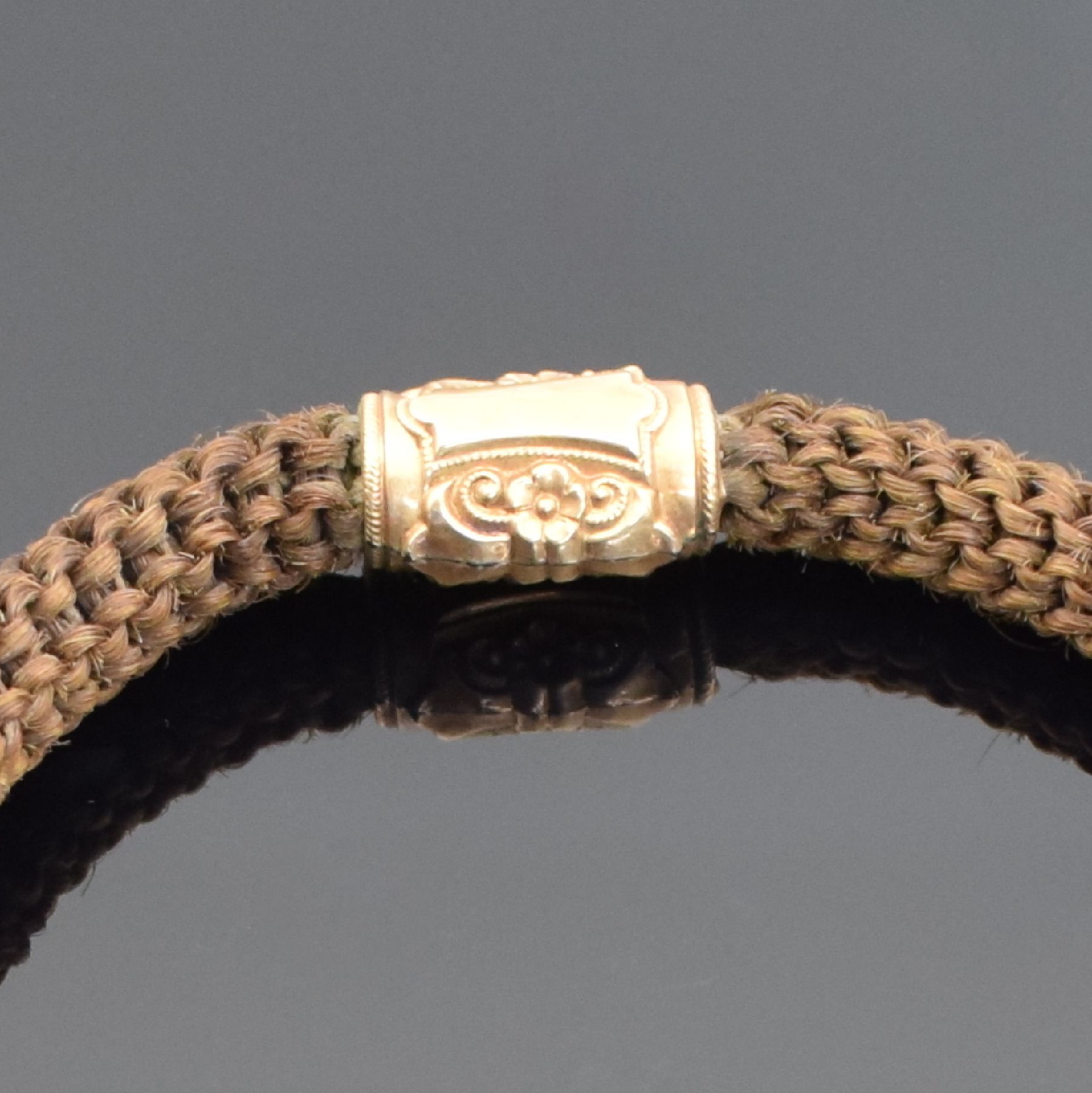 Detail i: Herrensavonette in RG 585/000, Schweiz um 1900, guill. 2-Deckel Goldgeh. dell., Emailzifferbl., gold. Zeiger, verg. Ankerwerk, 15 St., Komp.-Unruh m. ...