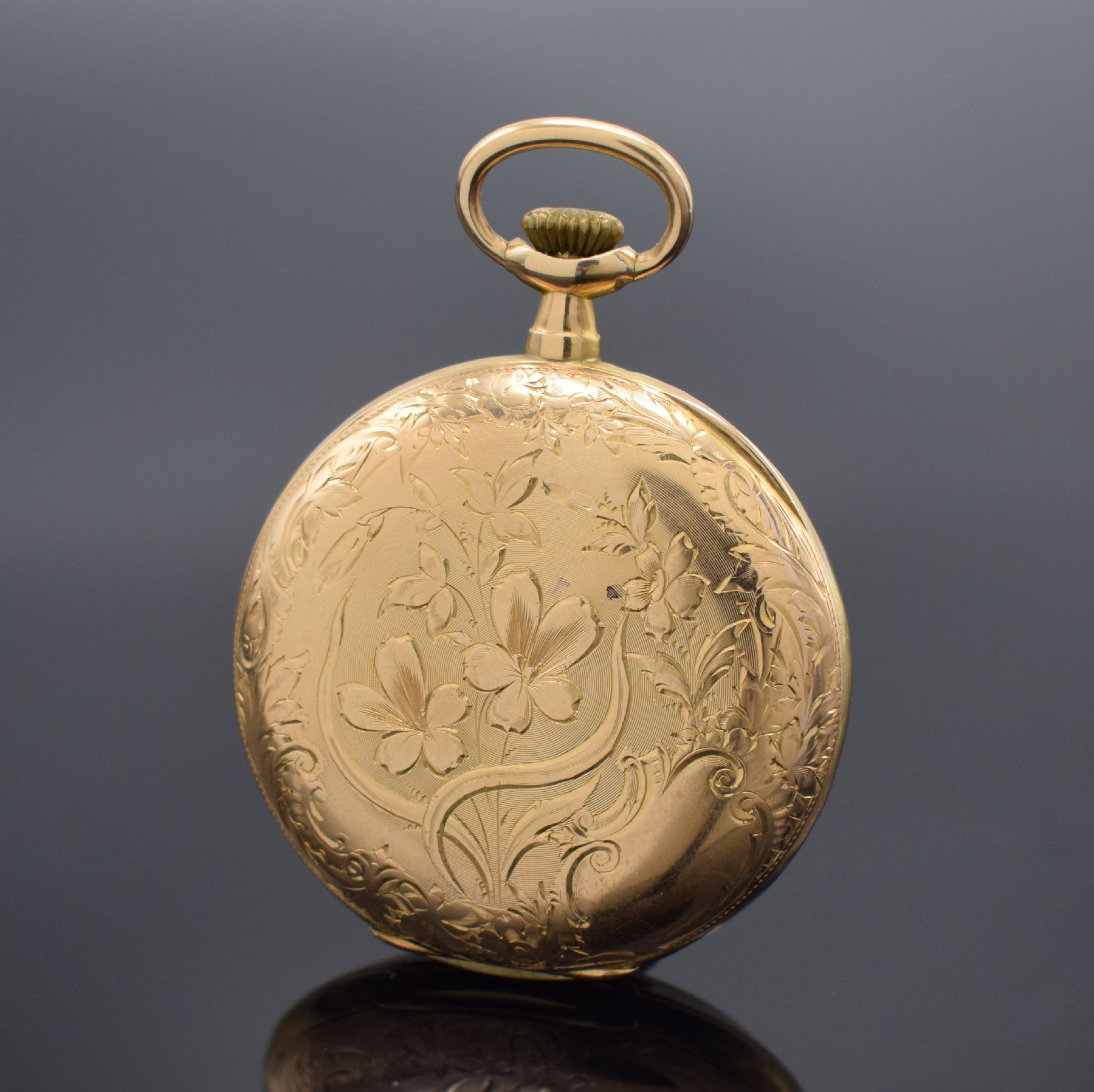 Detail a: LIP CHRONOMÈTRE offene Herrentaschenuhr in RG 750/000, Frankreich um 1910, floral grav. 2 -Deckel-Goldgeh., Emailzifferbl. bez. "Chronomètre ...