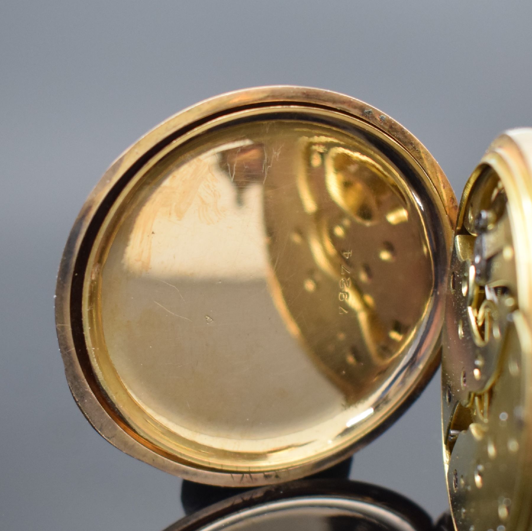 Detail d: LIP CHRONOMÈTRE offene Herrentaschenuhr in RG 750/000, Frankreich um 1910, floral grav. 2 -Deckel-Goldgeh., Emailzifferbl. bez. "Chronomètre ...
