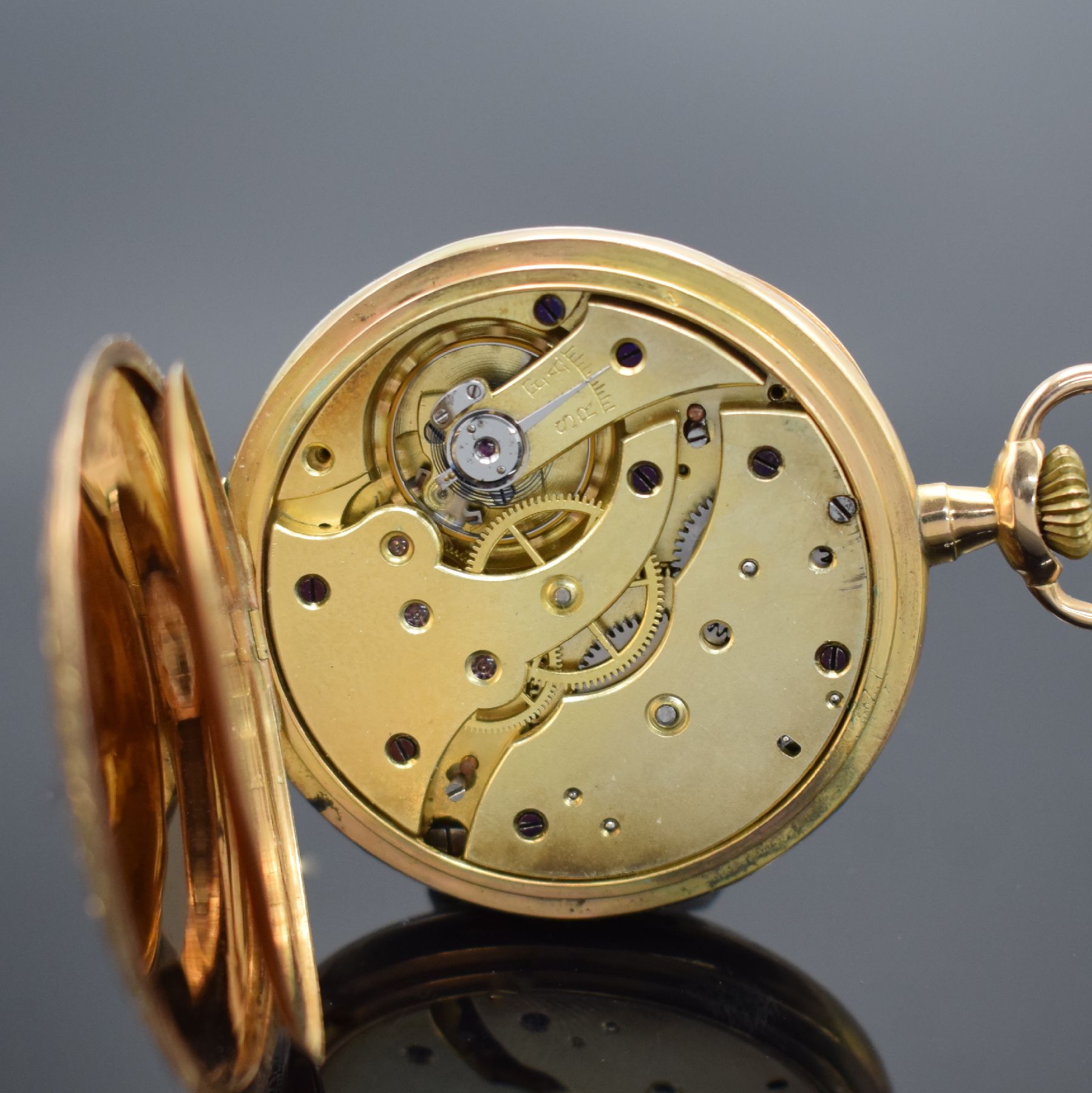 Detail e: LIP CHRONOMÈTRE offene Herrentaschenuhr in RG 750/000, Frankreich um 1910, floral grav. 2 -Deckel-Goldgeh., Emailzifferbl. bez. "Chronomètre ...