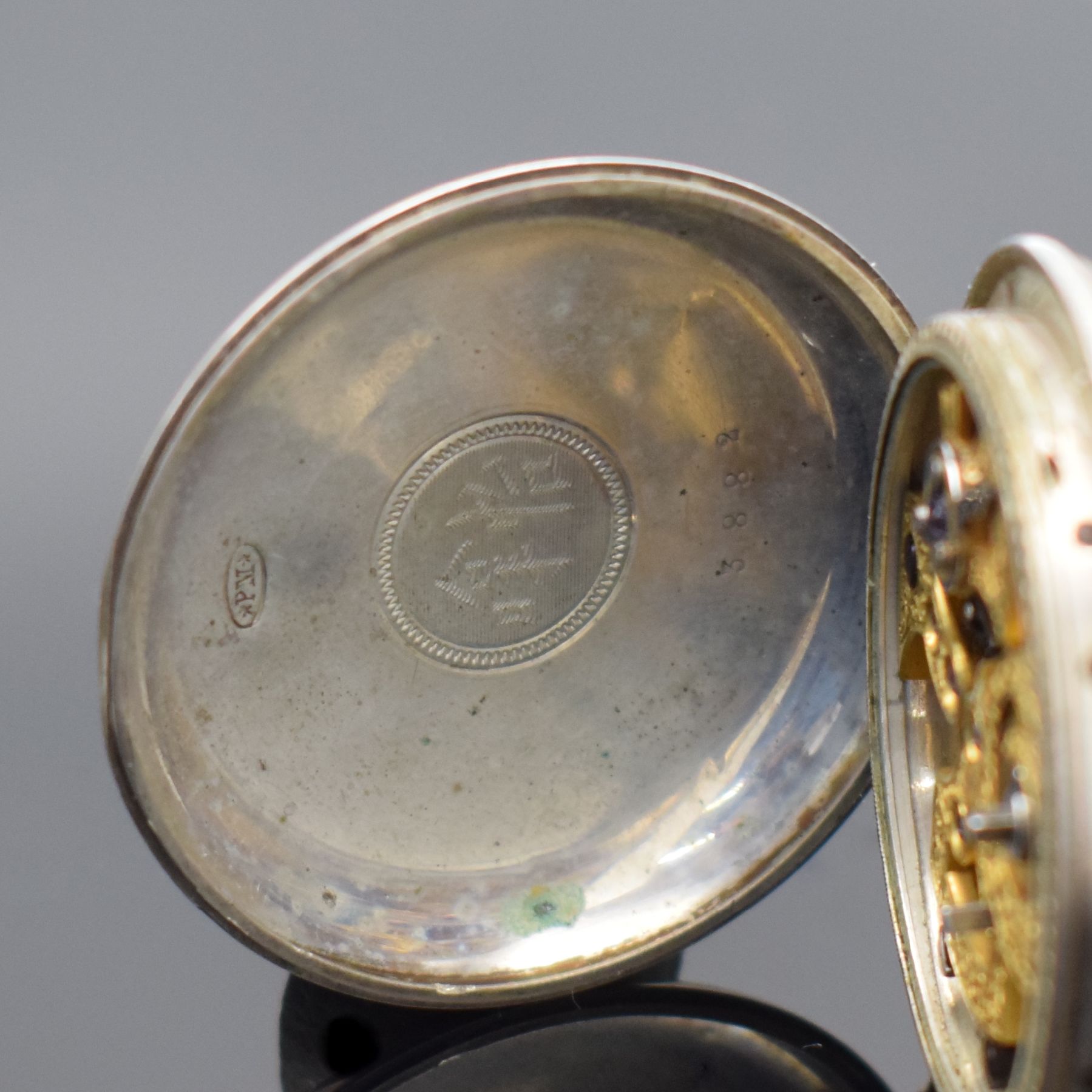 Detail b: Silberne Taschenuhr mit Zentralsekunde für den chinesischen Markt, um 1870, Schlüssel- aufzug, glattes Geh., rücks. Sprungdeckel bez. "China ...