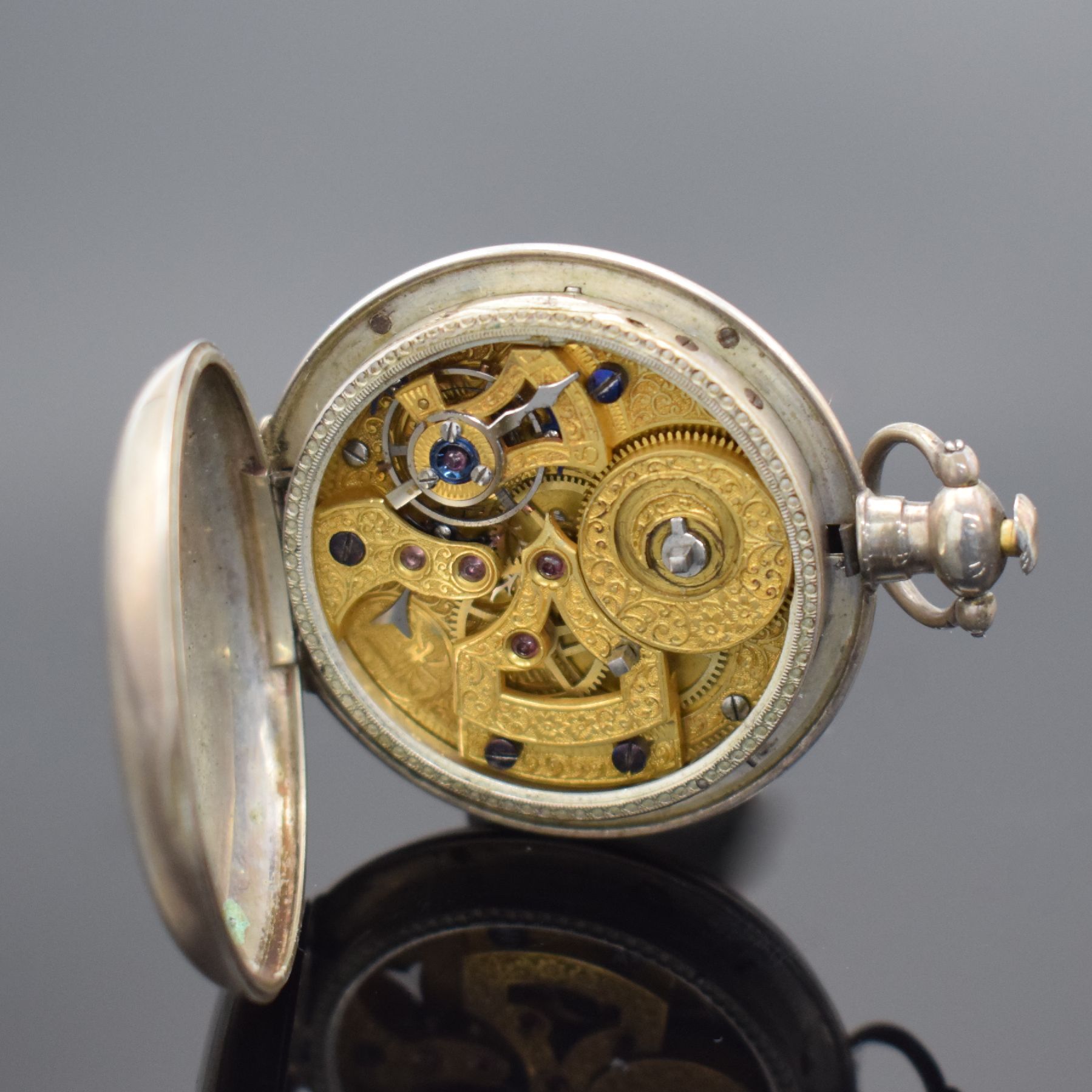 Detail c: Silberne Taschenuhr mit Zentralsekunde für den chinesischen Markt, um 1870, Schlüssel- aufzug, glattes Geh., rücks. Sprungdeckel bez. "China ...