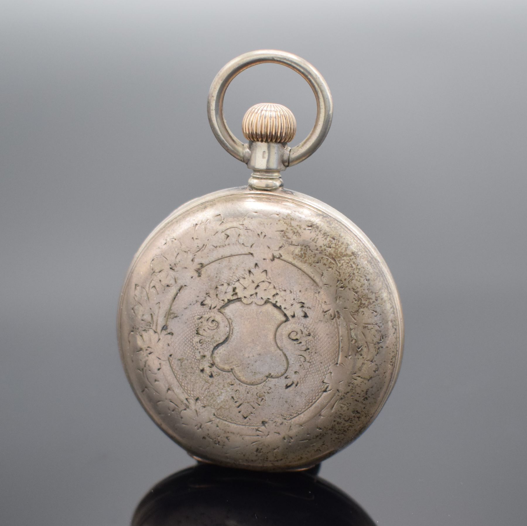 Detail b: LONGINES frühe Herrensavonette in Silber, Schweiz um 1880 (Gründung 1867), grav. & guill. Geh. berieben/dell., Emailzifferbl. riss., kl. Sek. b. 6, ...