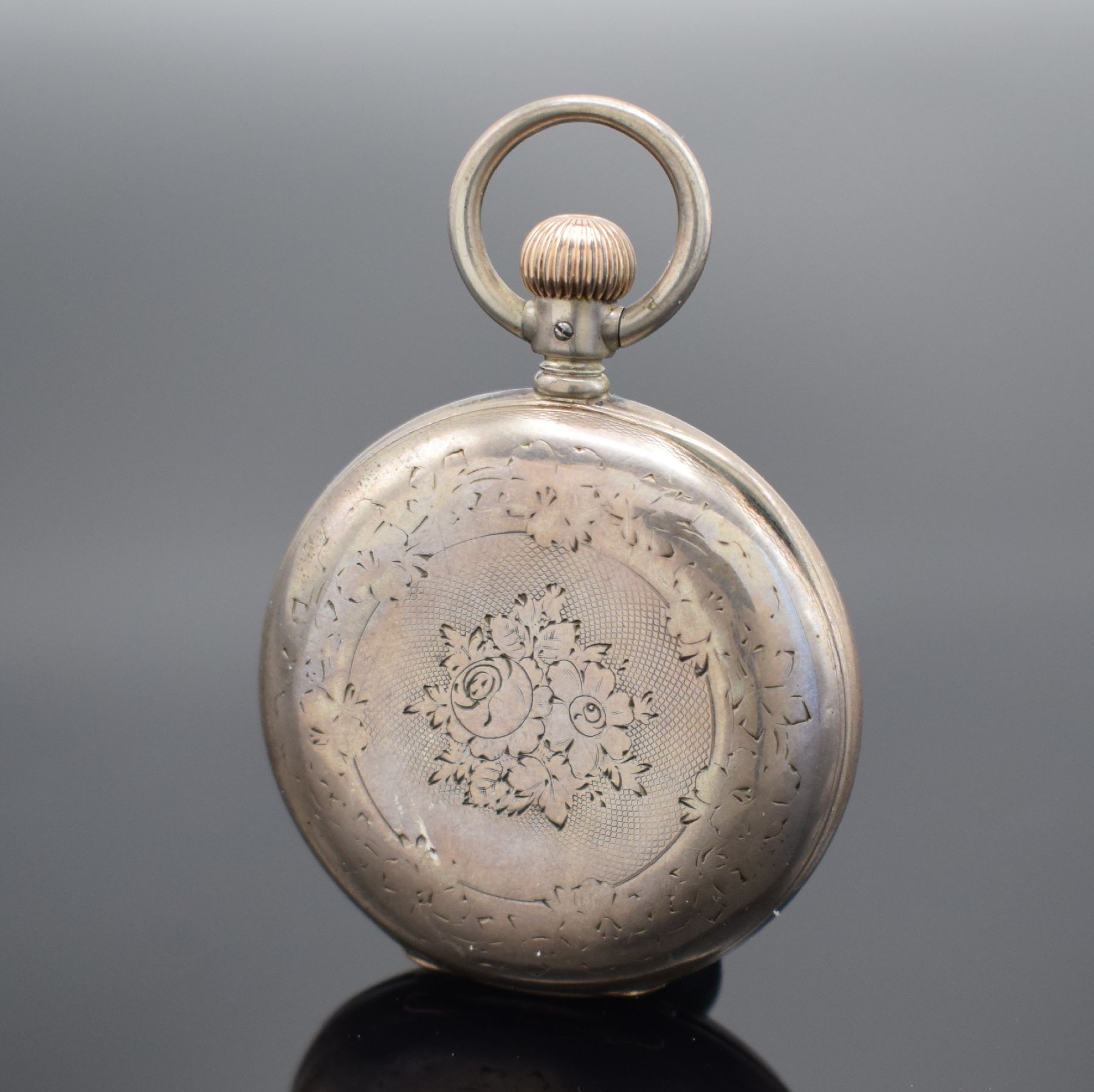 Detail c: LONGINES frühe Herrensavonette in Silber, Schweiz um 1880 (Gründung 1867), grav. & guill. Geh. berieben/dell., Emailzifferbl. riss., kl. Sek. b. 6, ...